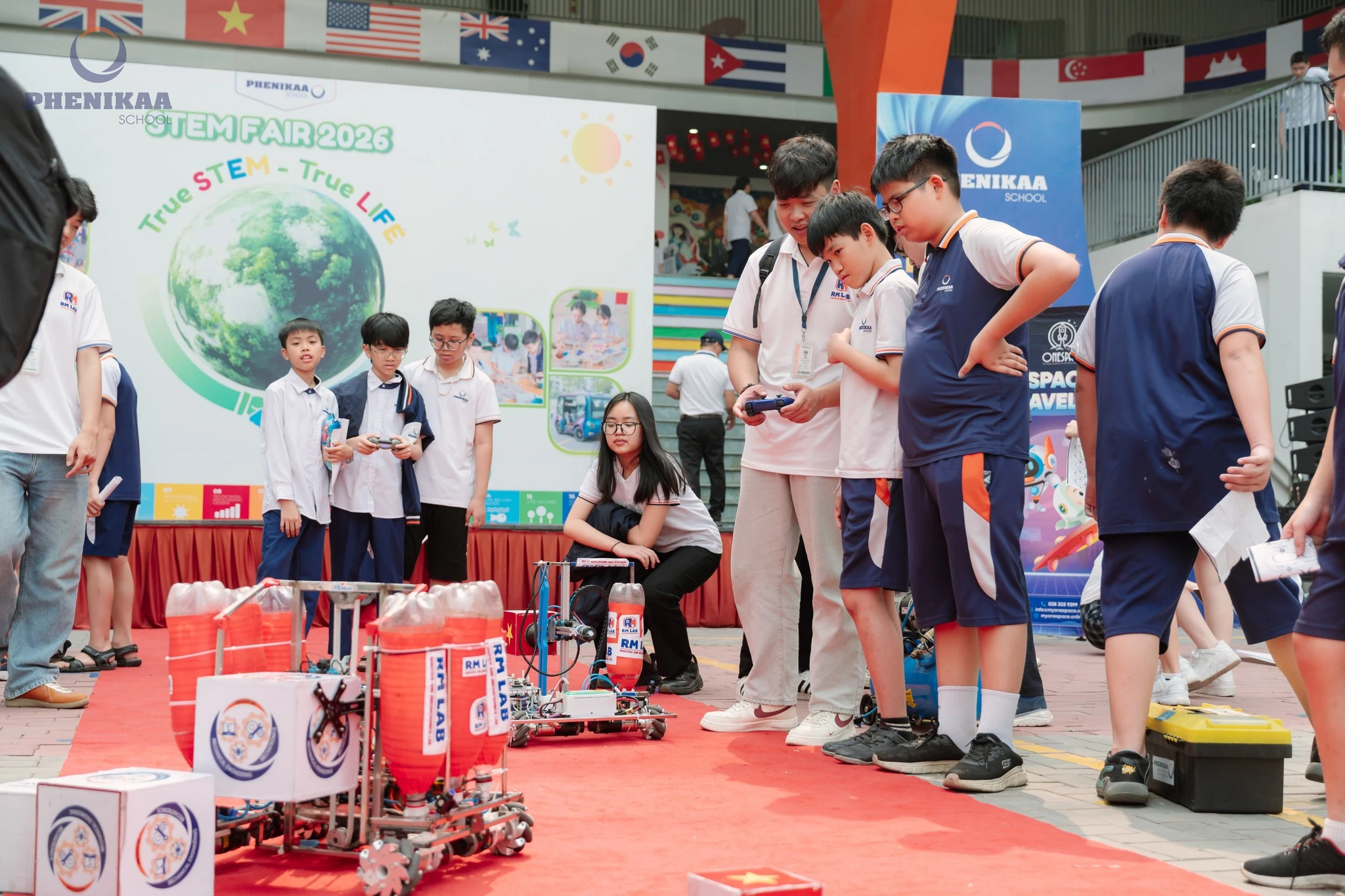 Học sinh Phenikaa School h&agrave;o hứng tham gia c&aacute;c trạm trải nghiệm tại STEM Fair 2026