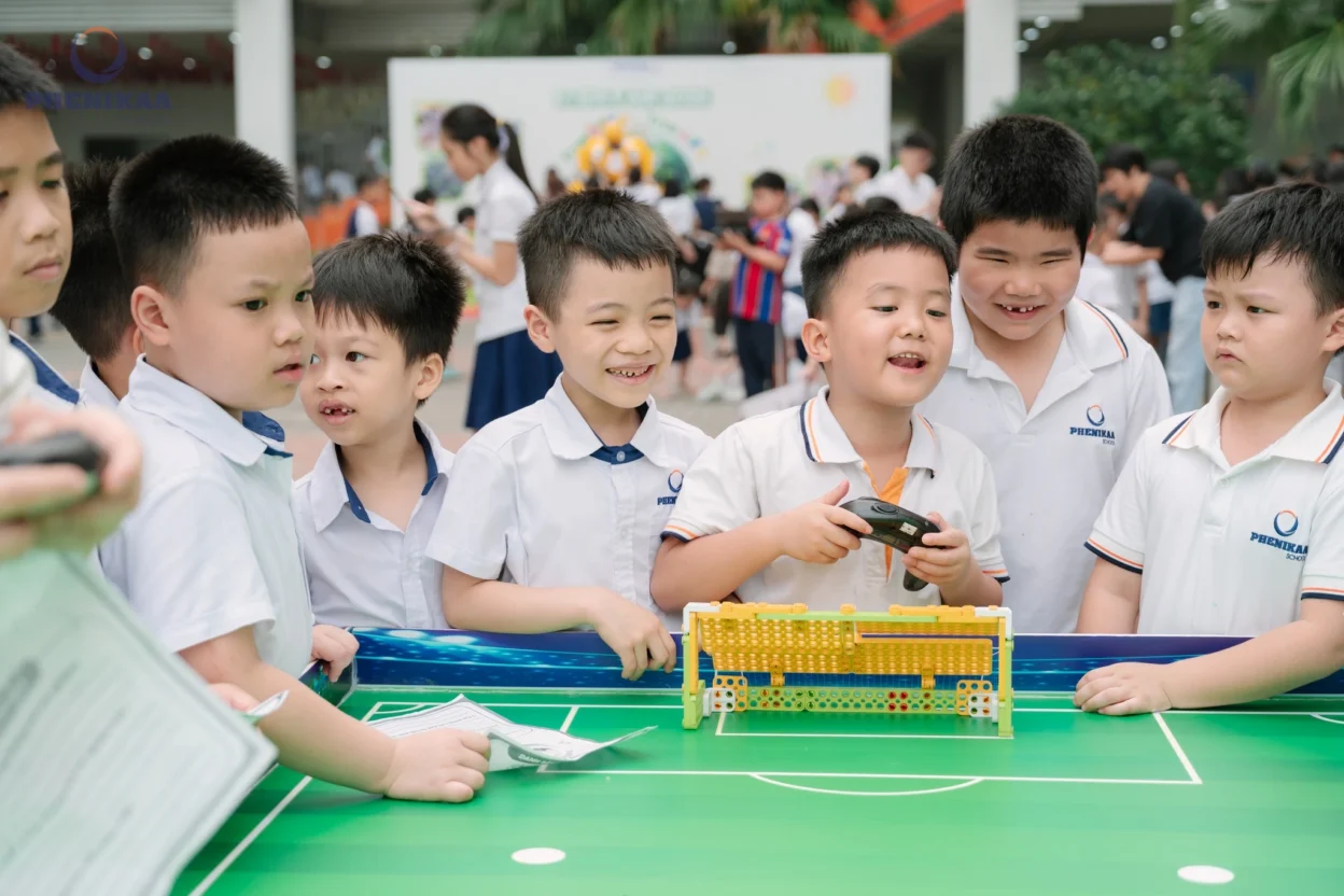 Học sinh Phenikaa School hào hứng tham gia các trạm trải nghiệm tại STEM Fair 2026