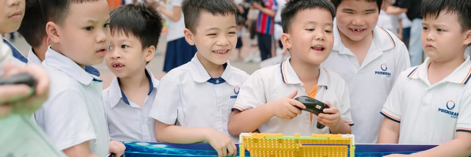 Học sinh Phenikaa School hào hứng tham gia các trạm trải nghiệm tại STEM Fair 2026