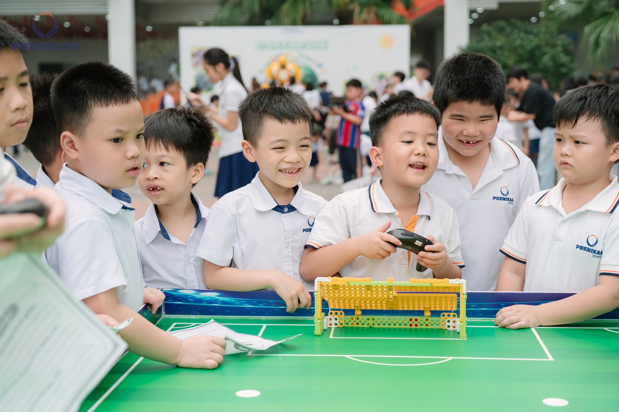 Học sinh Phenikaa School h&agrave;o hứng tham gia c&aacute;c trạm trải nghiệm tại STEM Fair 2026