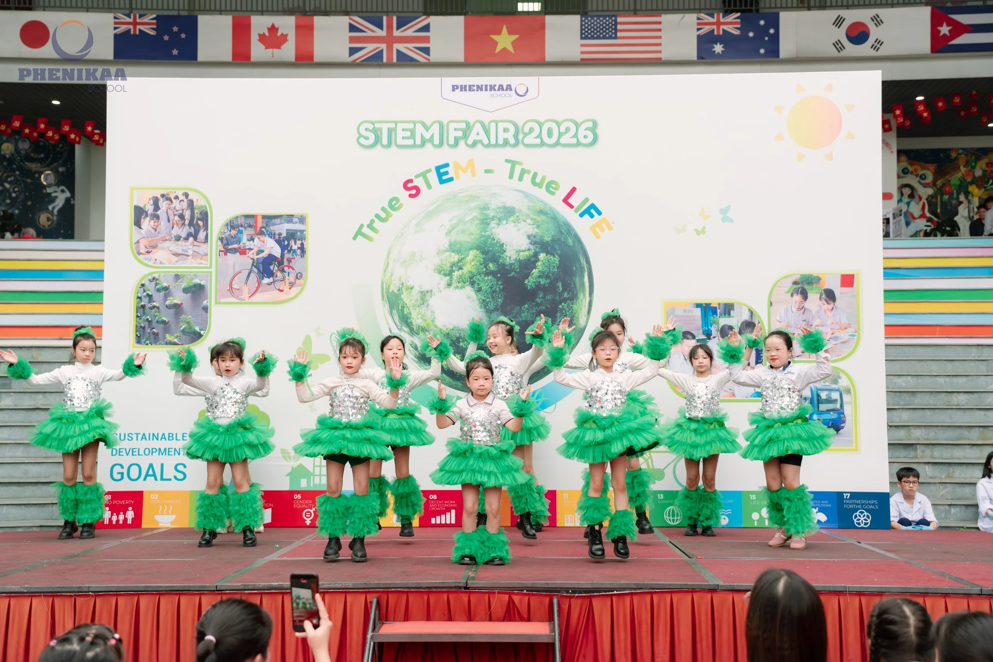 C&aacute;c tiết mục văn nghệ s&ocirc;i động tại chương tr&igrave;nh khai mạc STEM Fair 2026.