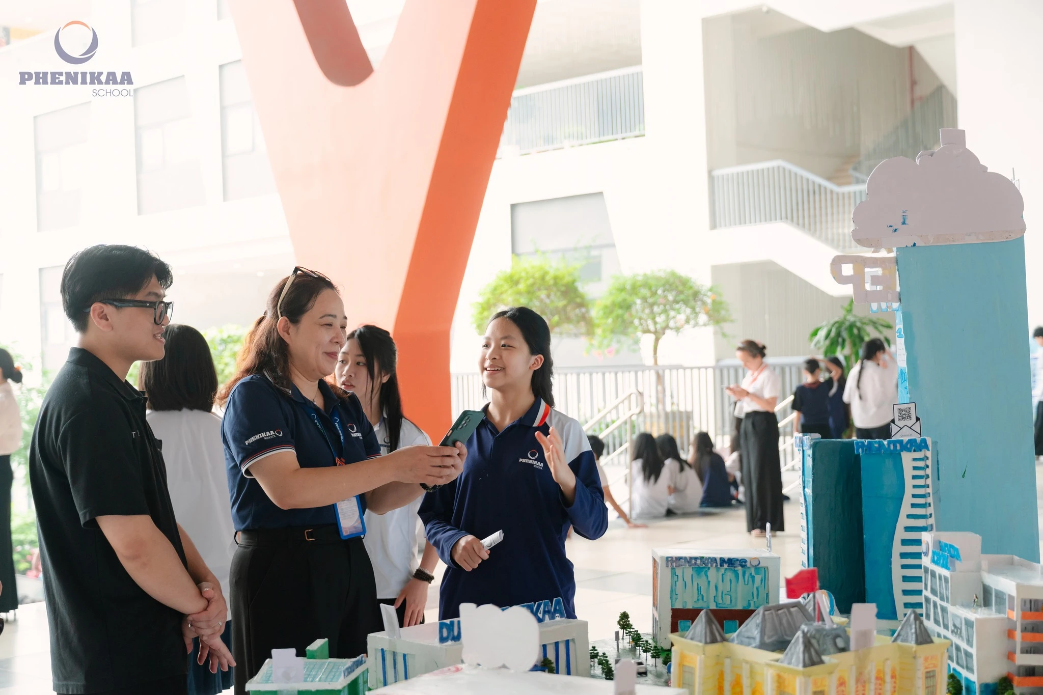 Học sinh Phenikaa School tự tin giới thiệu dự &aacute;n nghi&ecirc;n cứu khoa học tới c&aacute;c Thầy C&ocirc; gi&aacute;o.