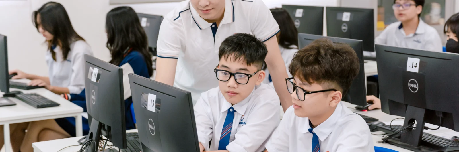 Tại Phenikaa School, giáo dục cá nhân hoá giúp học sinh làm chủ hành trình học tập, đồng thời luôn nhận được sự quan tâm, hỗ trợ sát sao từ giáo viên.