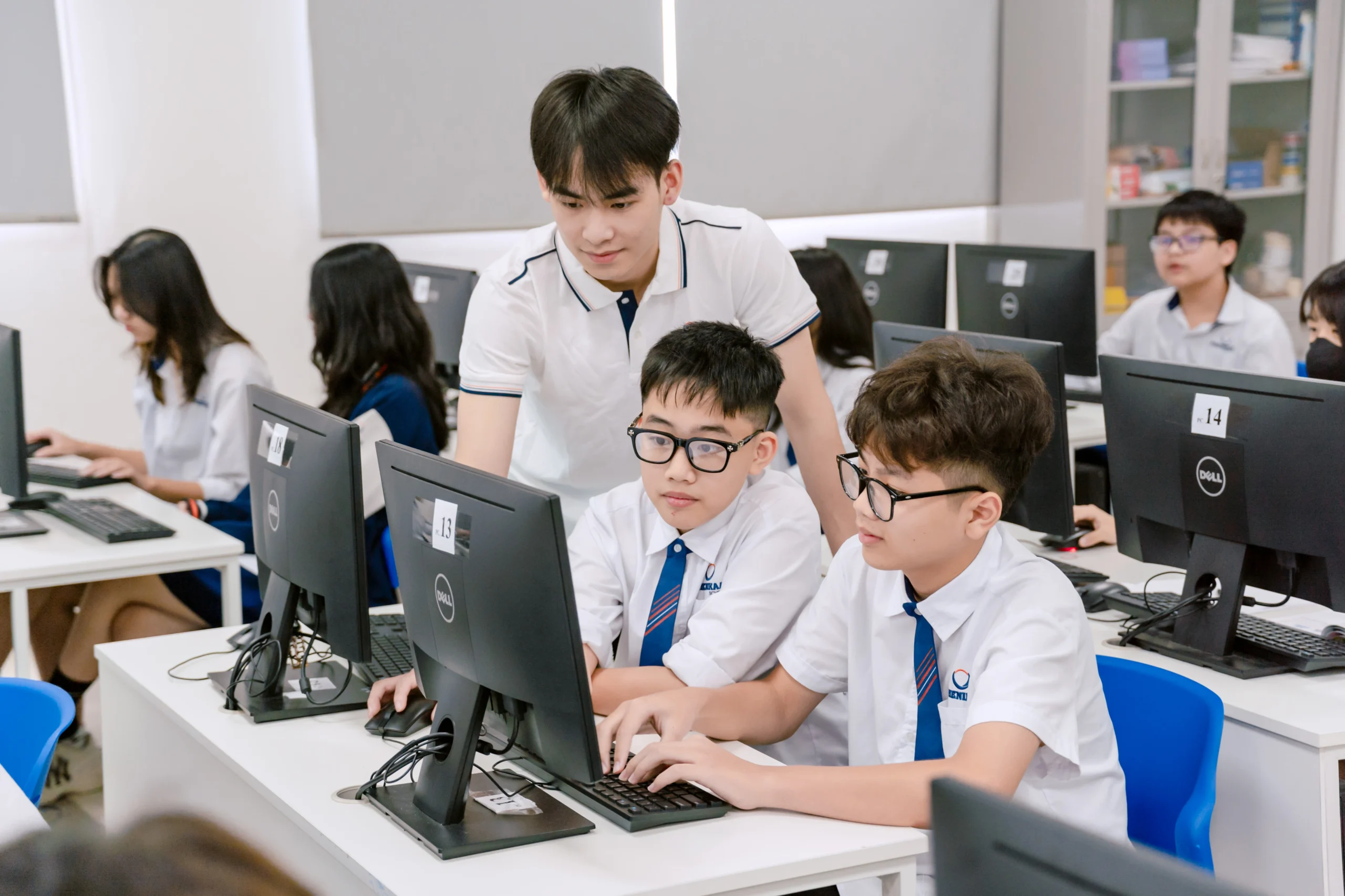 Tại Phenikaa School, gi&aacute;o dục c&aacute; nh&acirc;n ho&aacute; gi&uacute;p học sinh l&agrave;m chủ h&agrave;nh tr&igrave;nh học tập, đồng thời lu&ocirc;n nhận được sự quan t&acirc;m, hỗ trợ s&aacute;t sao từ gi&aacute;o vi&ecirc;n.