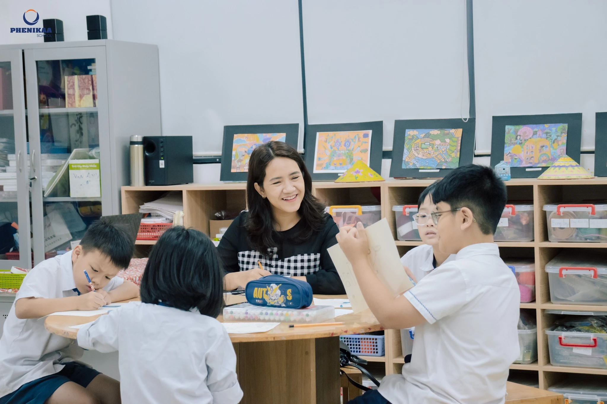 Phụ huynh Phenikaa School trải nghiệm nội dung học, phương ph&aacute;p học tập do ch&iacute;nh c&aacute;c em học sinh Phenikaa School dẫn dắt