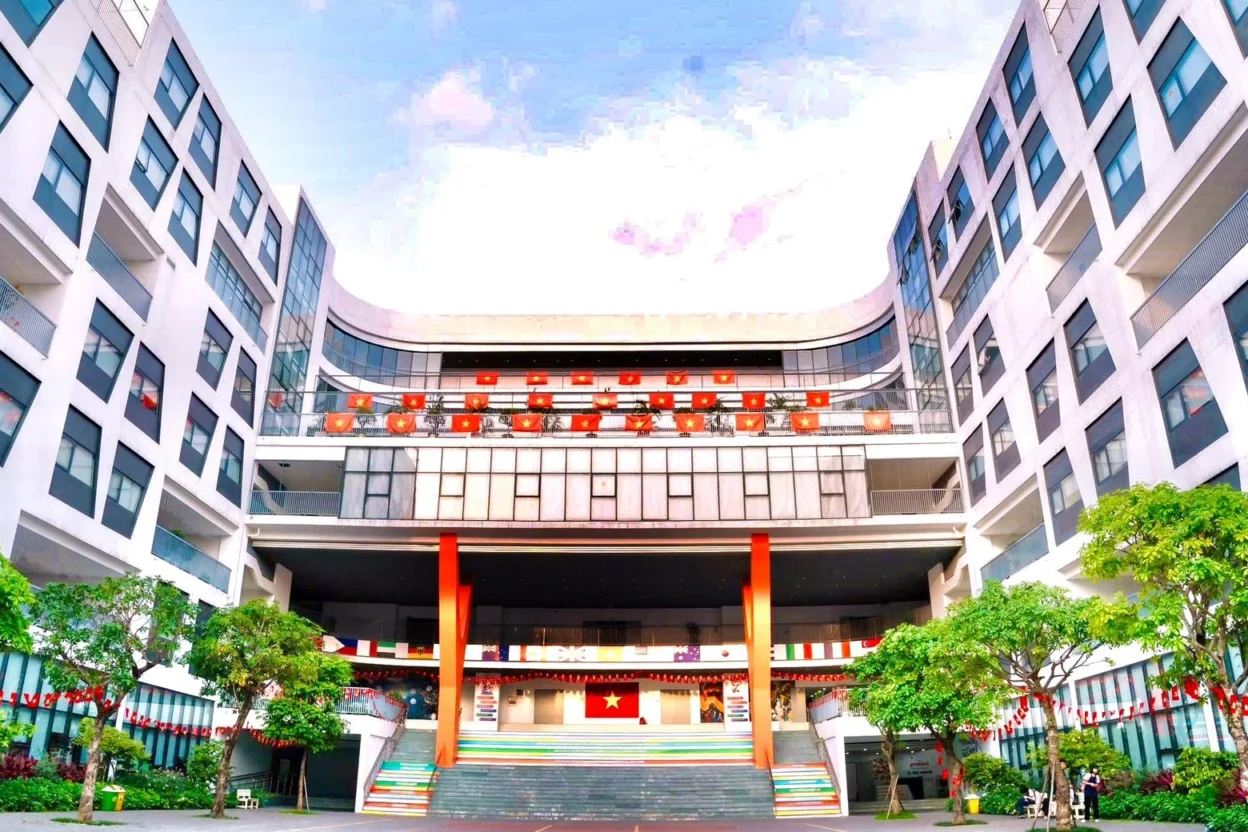 Khuôn viên Phenikaa School như khoác lên mình một “tấm áo mới” rực rỡ sắc đỏ của cờ Tổ quốc