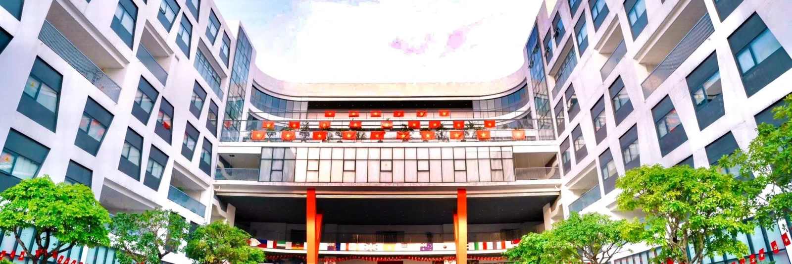 Khuôn viên Phenikaa School như khoác lên mình một “tấm áo mới” rực rỡ sắc đỏ của cờ Tổ quốc