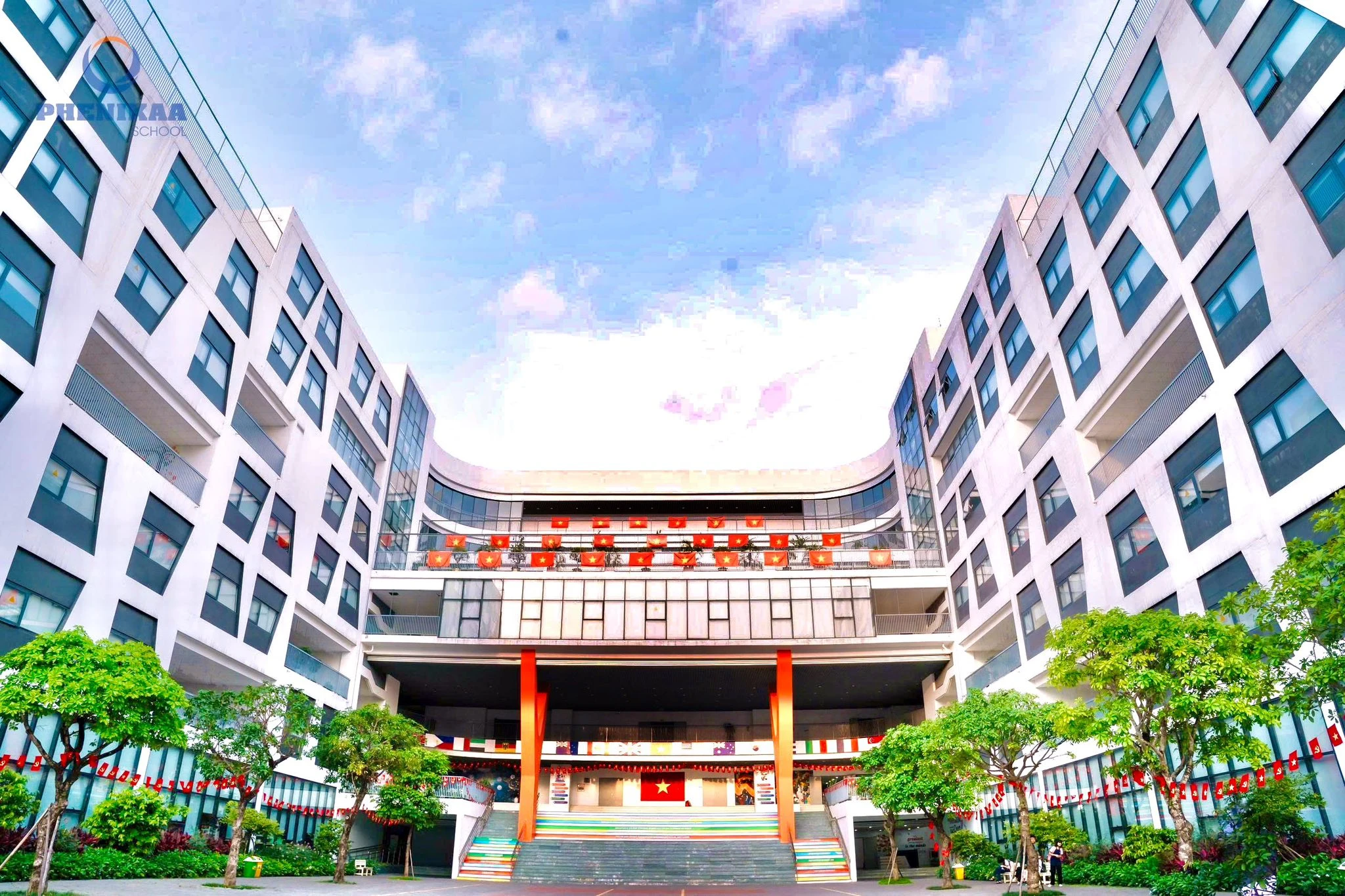 Khu&ocirc;n vi&ecirc;n Phenikaa School như kho&aacute;c l&ecirc;n m&igrave;nh một &ldquo;tấm &aacute;o mới&rdquo; rực rỡ sắc đỏ của cờ Tổ quốc 