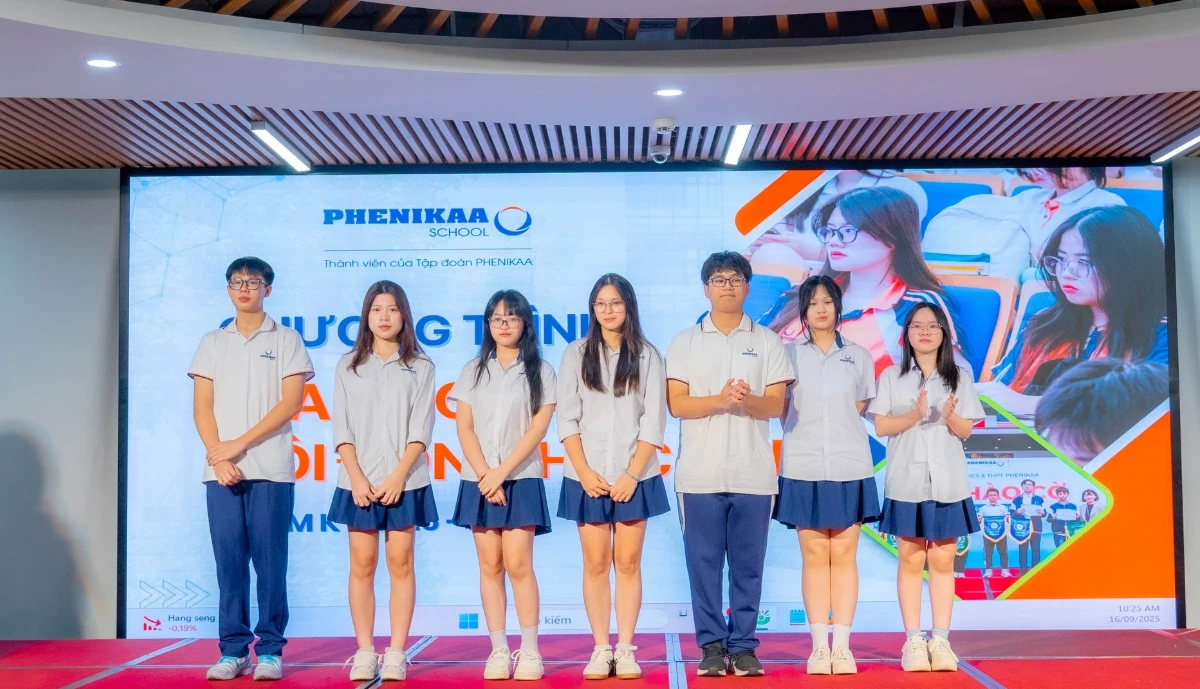 Nguyễn Thanh Thảo (thứ 2 từ phải sang) tự tin tại buổi Tranh cử Hội đồng Học sinh trường