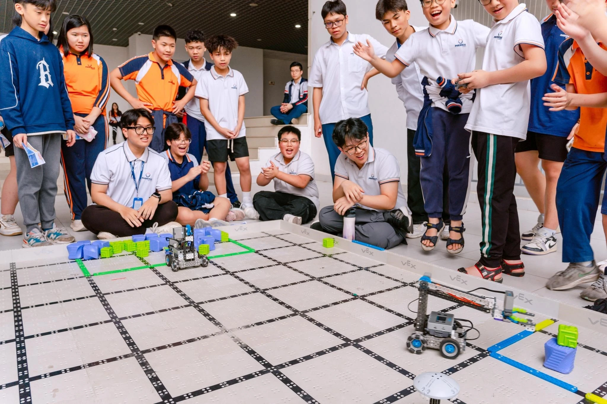 Ảnh: C&aacute;c em học sinh tại Phenikaa School đang tham gia hoạt động khoa học s&aacute;ng tạo