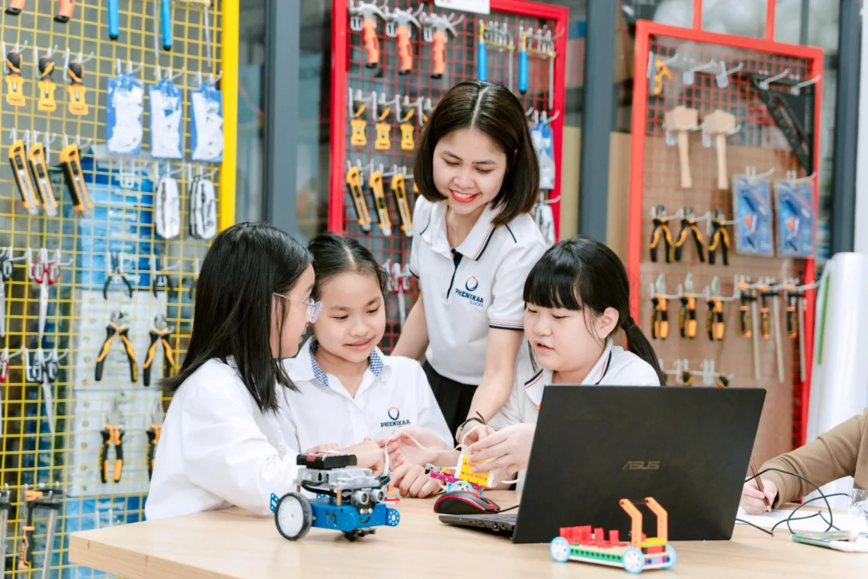 Học sinh Phenikaa School hào hứng khám phá, tìm hiểu trong một tiết học tại trường