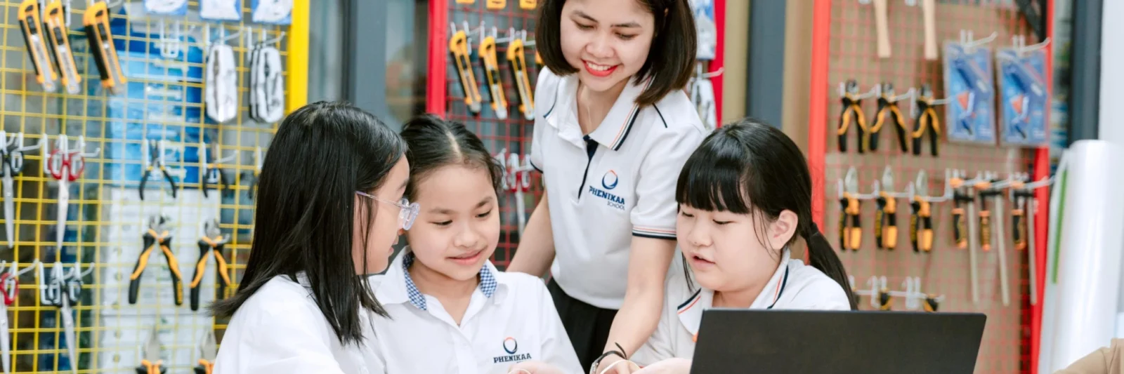 Học sinh Phenikaa School hào hứng khám phá, tìm hiểu trong một tiết học tại trường