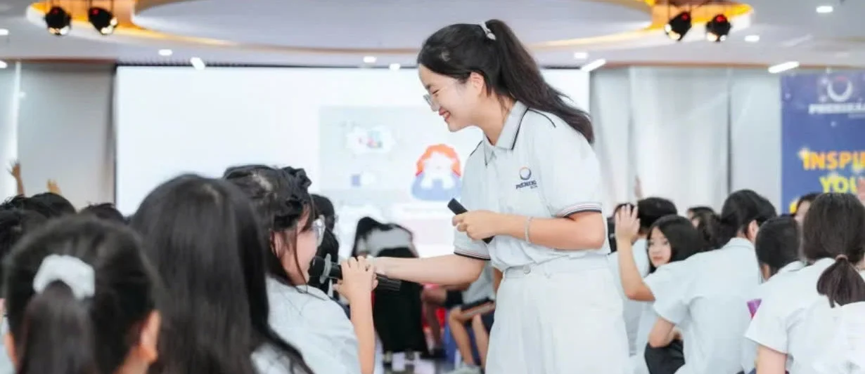 Cô Bùi Thảo Vân – Chuyên viên Tư vấn tâm lý học đường, Trường Phổ thông liên cấp Phenikaa (Hà Nội) trao đổi cùng học sinh.