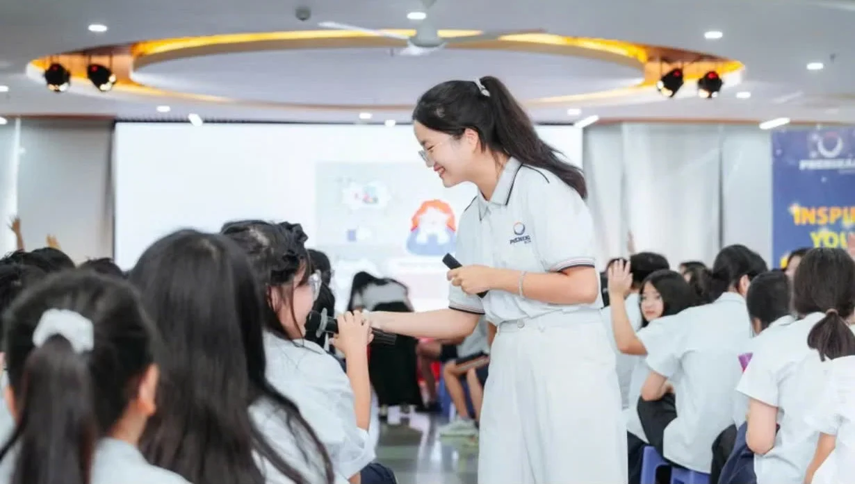Cô Bùi Thảo Vân – Chuyên viên Tư vấn tâm lý học đường, Trường Phổ thông liên cấp Phenikaa (Hà Nội) trao đổi cùng học sinh.