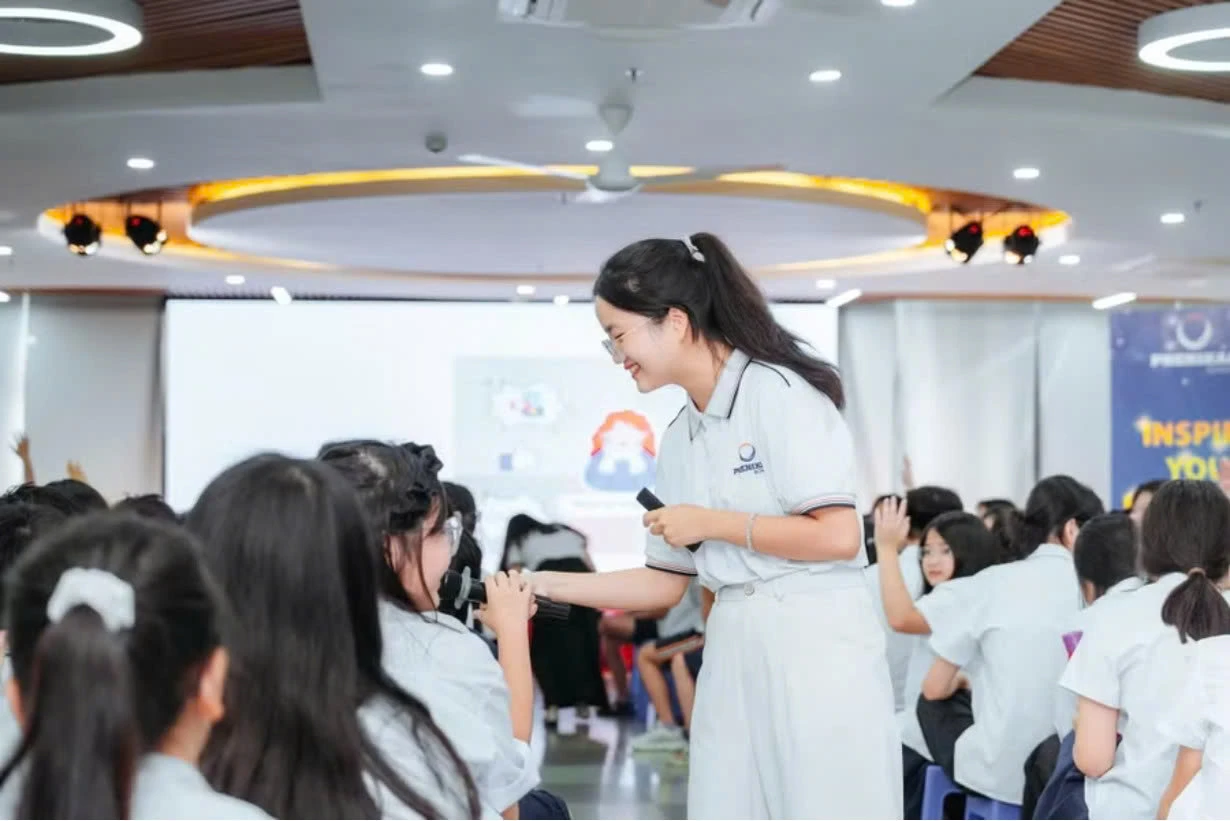 C&ocirc; B&ugrave;i Thảo V&acirc;n &ndash; Chuy&ecirc;n vi&ecirc;n Tư vấn t&acirc;m l&yacute; học đường, Trường Phổ th&ocirc;ng li&ecirc;n cấp Phenikaa (H&agrave; Nội) trao đổi c&ugrave;ng học sinh.