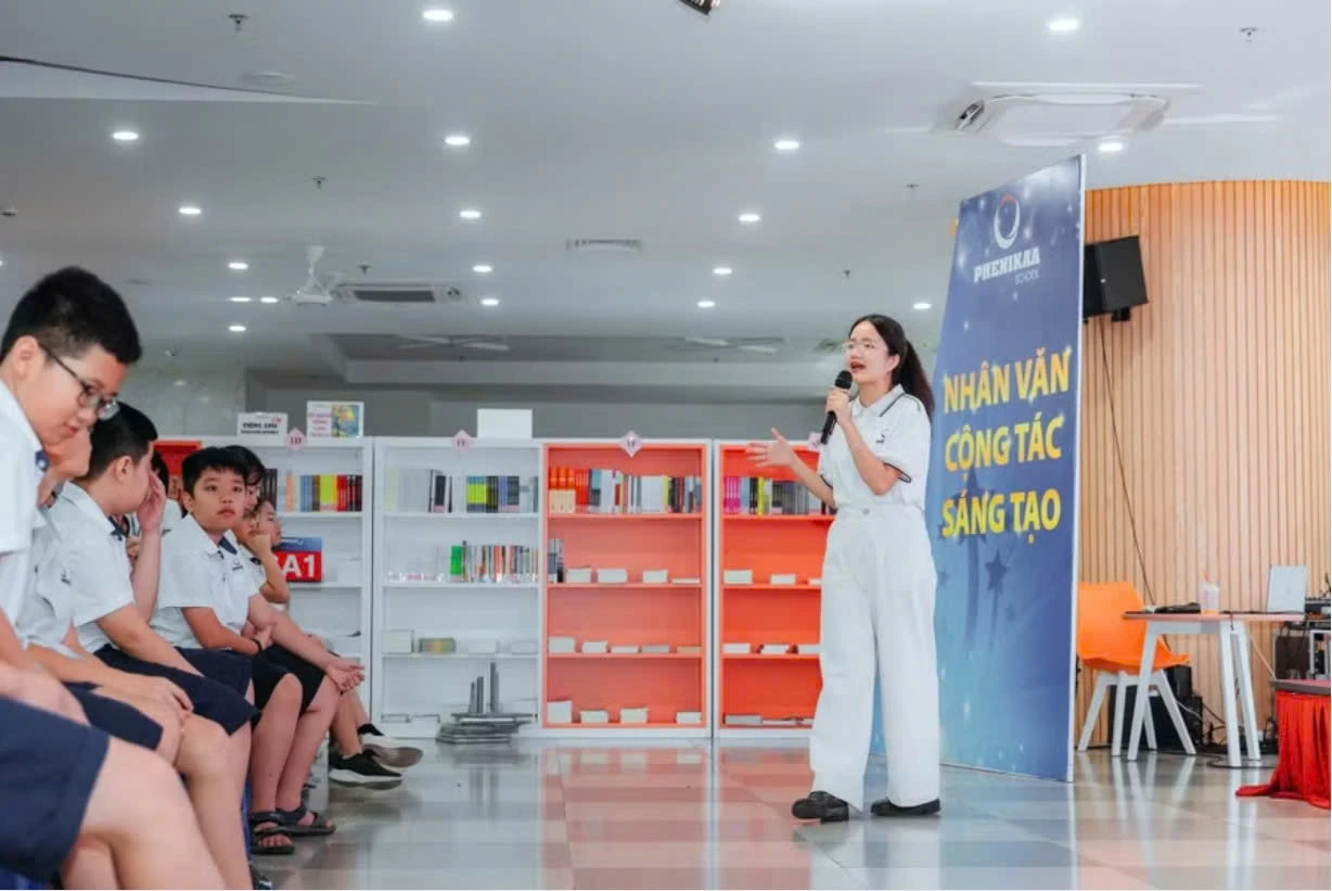 C&ocirc; B&ugrave;i Thảo V&acirc;n trao đổi c&ugrave;ng học sinh.