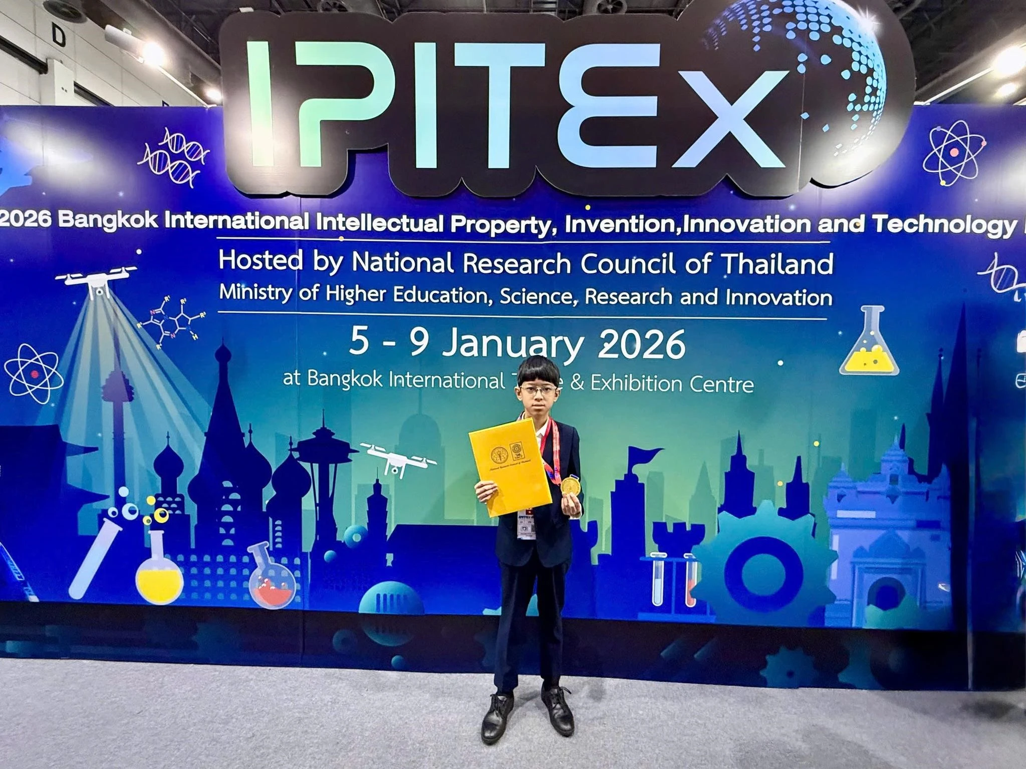 Ảnh: Em Nguyễn Ph&uacute;c Thanh đạt chương V&agrave;ng Quốc tế tại Ng&agrave;y hội s&aacute;ng chế Th&aacute;i Lan 2026 &ndash; Triển l&atilde;m Quốc tế về sở hữu tr&iacute; tuệ, s&aacute;ng chế, đổi mới v&agrave; c&ocirc;ng nghệ