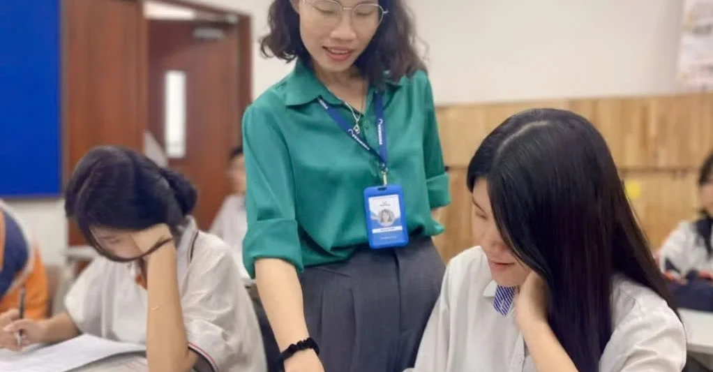 Cô Đình Thị Thủy hướng dẫn học sinh trong giờ Ngữ văn.