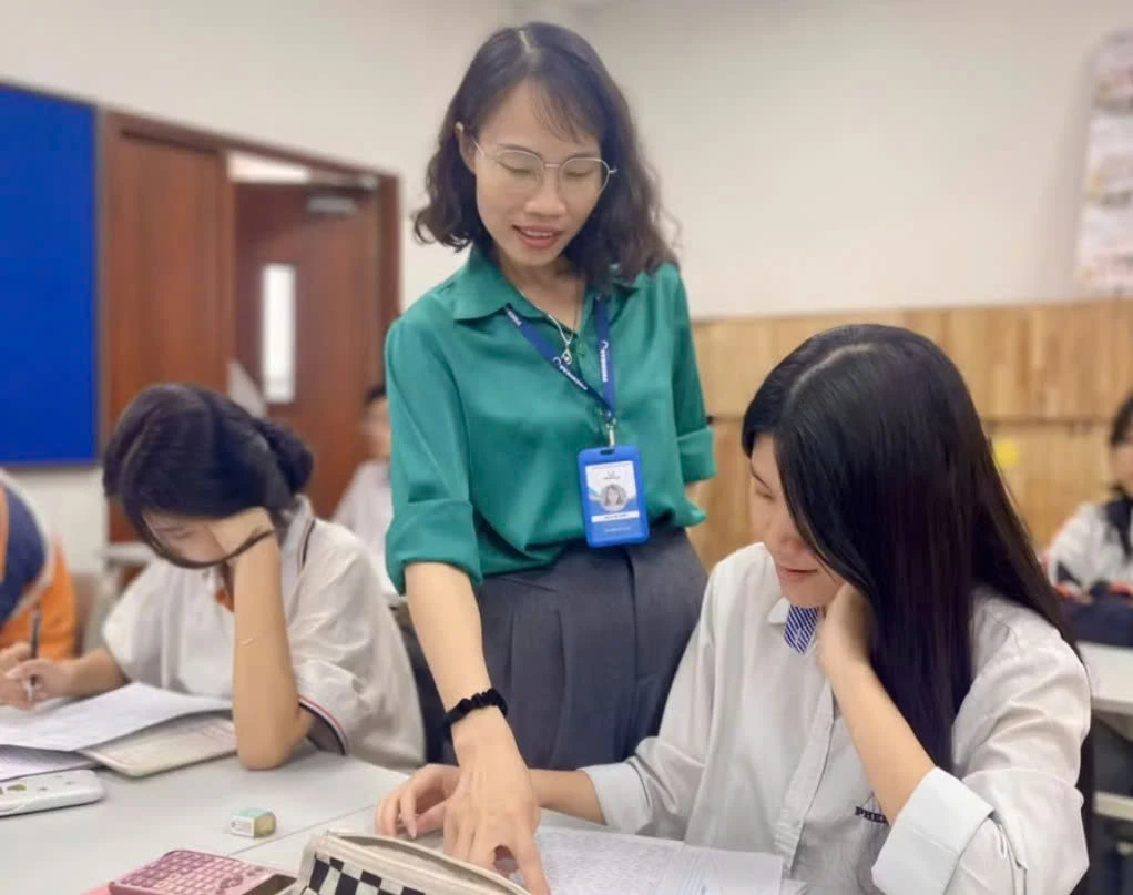 C&ocirc; Đ&igrave;nh Thị Thủy hướng dẫn học sinh trong giờ Ngữ văn.