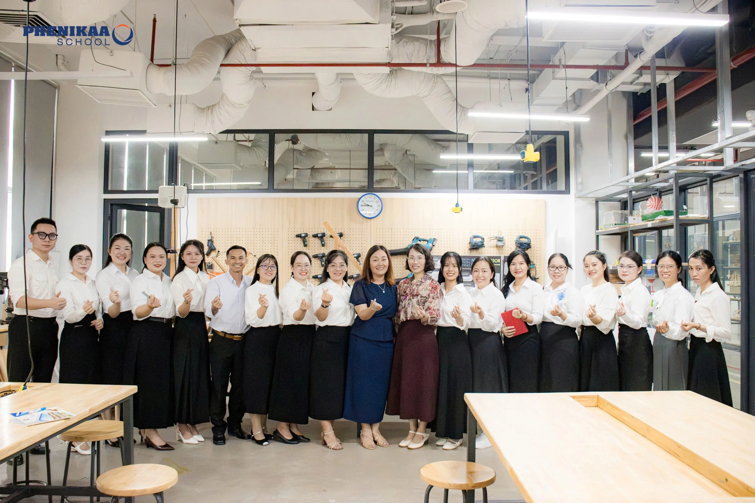 Phenikaa School vfa đoàn trường Đại học Thủ Dầu Một chụp ảnh lưu niệm