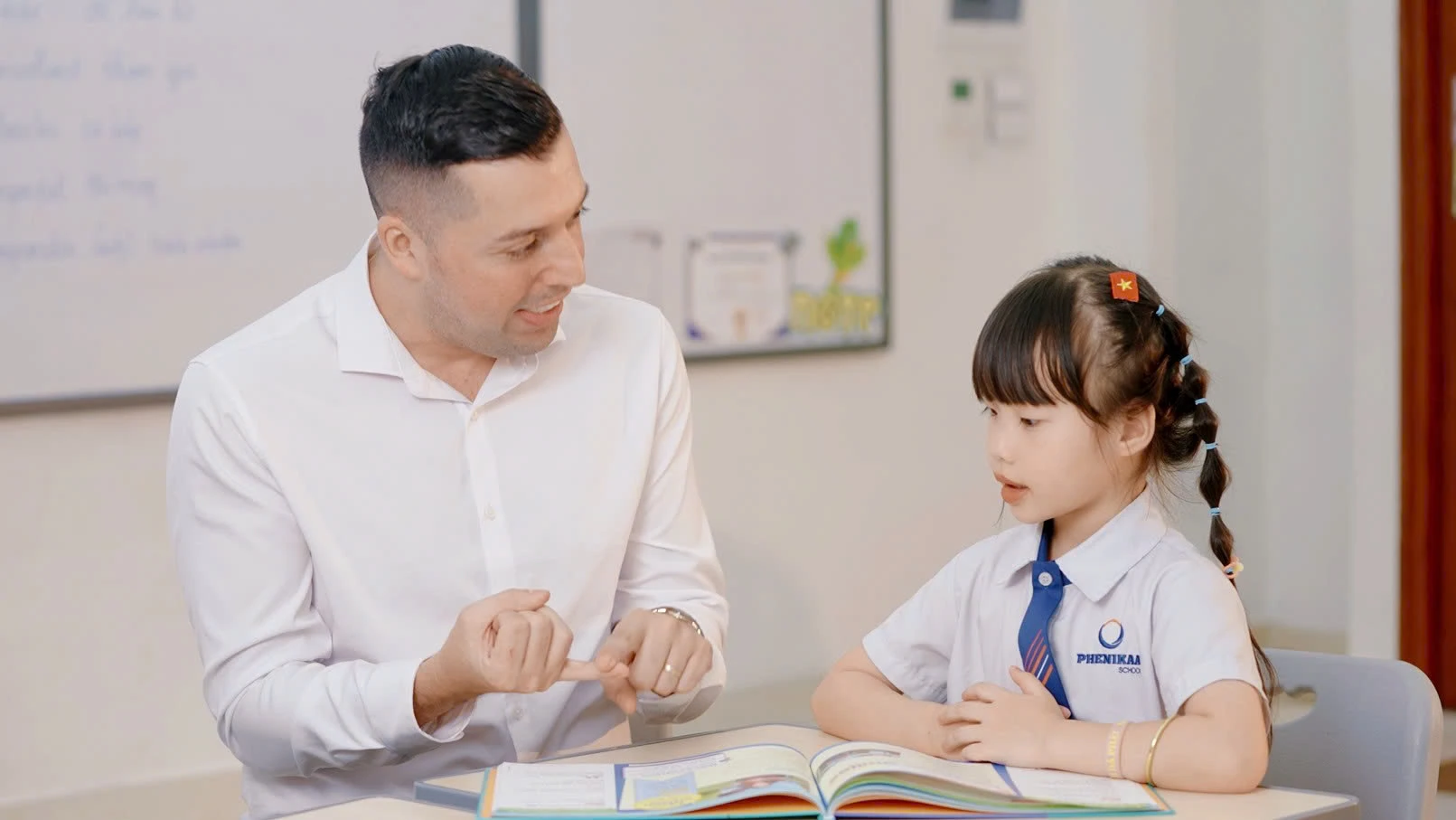 Tại Phenikaa School, học sinh được khuyến kh&iacute;ch chủ động kh&aacute;m ph&aacute; v&agrave; ph&aacute;t triển theo c&aacute;ch ri&ecirc;ng của m&igrave;nh.