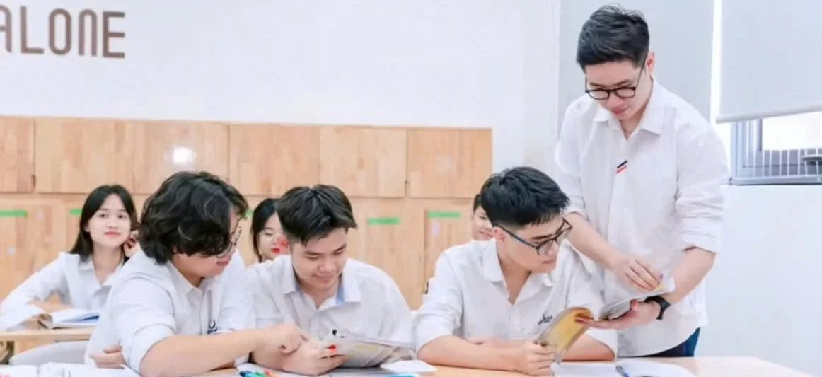 Thầy Nguyễn Trọng Trường - Tổ trưởng Tổ Văn khối THPT, Trường THCS -THPT Phenikaa hướng dẫn học sinh trong giờ Ngữ văn.