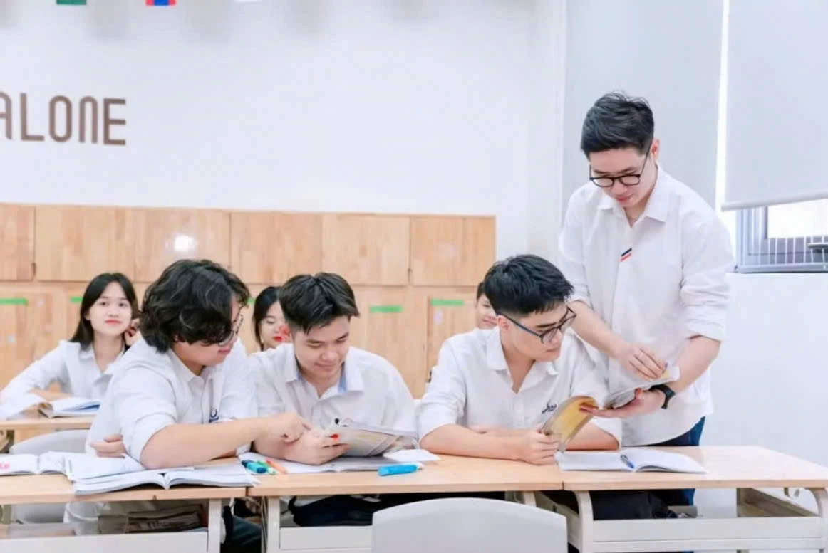 Thầy Nguyễn Trọng Trường - Tổ trưởng Tổ Văn khối THPT, Trường THCS -THPT Phenikaa hướng dẫn học sinh trong giờ Ngữ văn.