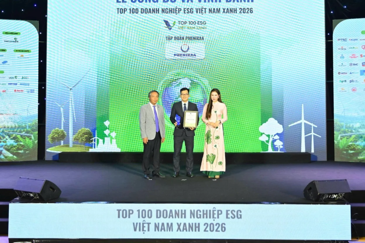 Ông Đồng Quang Thức - Giám đốc Ban ESG Tập đoàn Phenikaa, Phó Tổng Giám đốc Vicostone nhận bằng khen từ chương trình.
