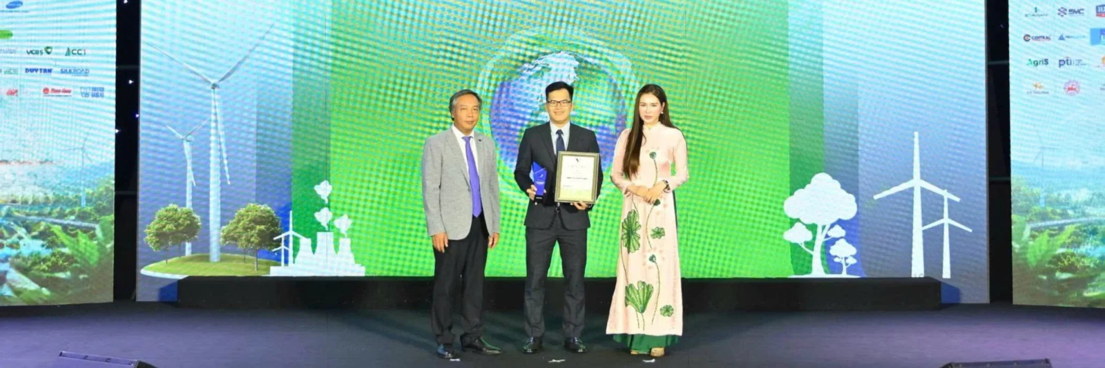 Ông Đồng Quang Thức - Giám đốc Ban ESG Tập đoàn Phenikaa, Phó Tổng Giám đốc Vicostone nhận bằng khen từ chương trình.