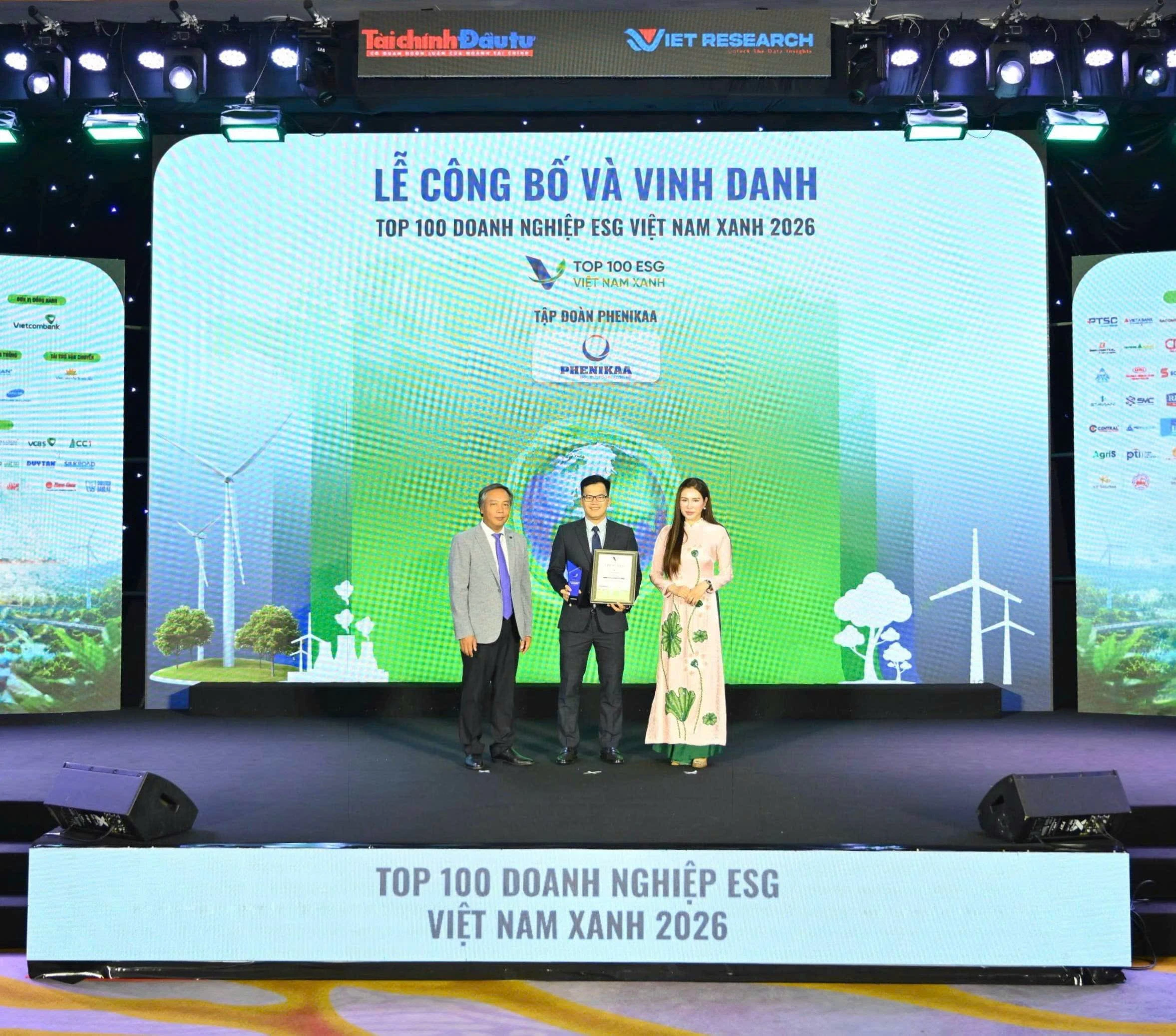 &Ocirc;ng Đồng Quang Thức - Gi&aacute;m đốc Ban ESG Tập đo&agrave;n Phenikaa, Ph&oacute; Tổng Gi&aacute;m đốc Vicostone nhận bằng khen từ chương tr&igrave;nh.