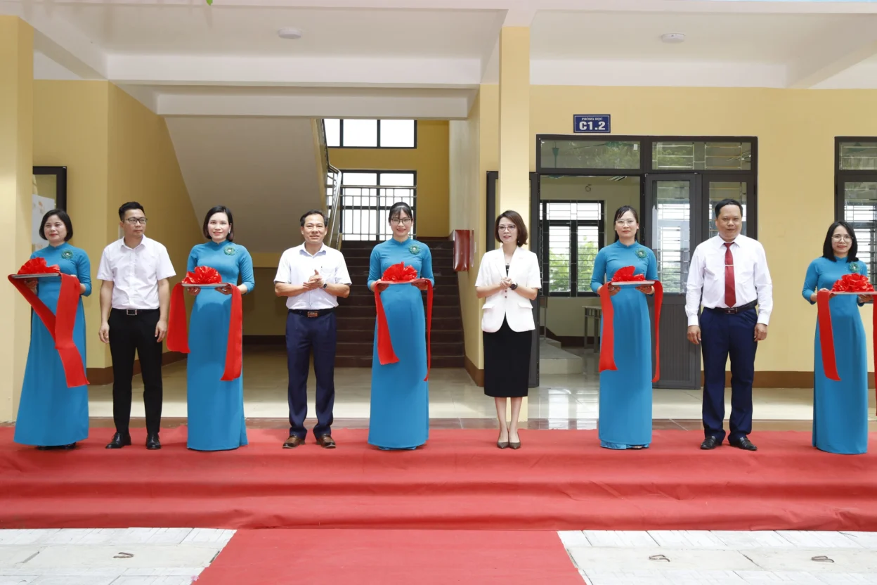 Đại diện lãnh đạo Sở Giáo dục và Đào tạo tỉnh Thái Nguyên, Lãnh đạo Tập đoàn Phenikaa và THPT Gang Thép (Thái Nguyên) cắt băng khánh thành công trình phòng học mới