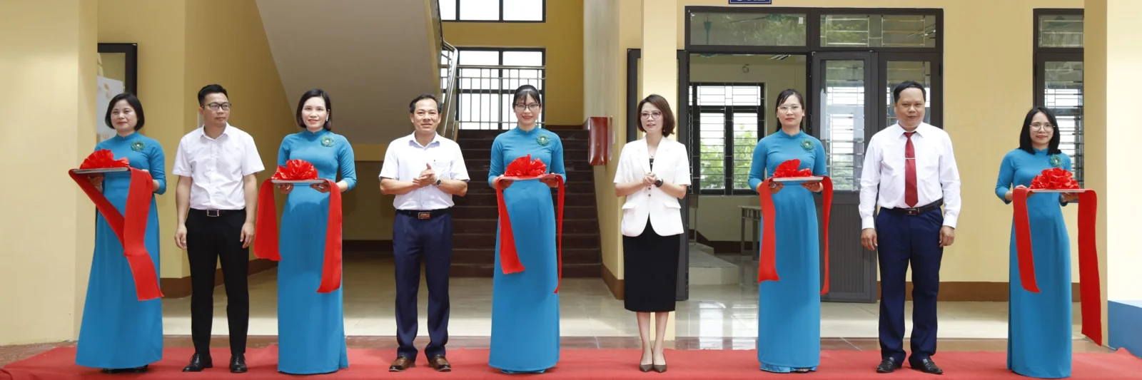 Đại diện lãnh đạo Sở Giáo dục và Đào tạo tỉnh Thái Nguyên, Lãnh đạo Tập đoàn Phenikaa và THPT Gang Thép (Thái Nguyên) cắt băng khánh thành công trình phòng học mới