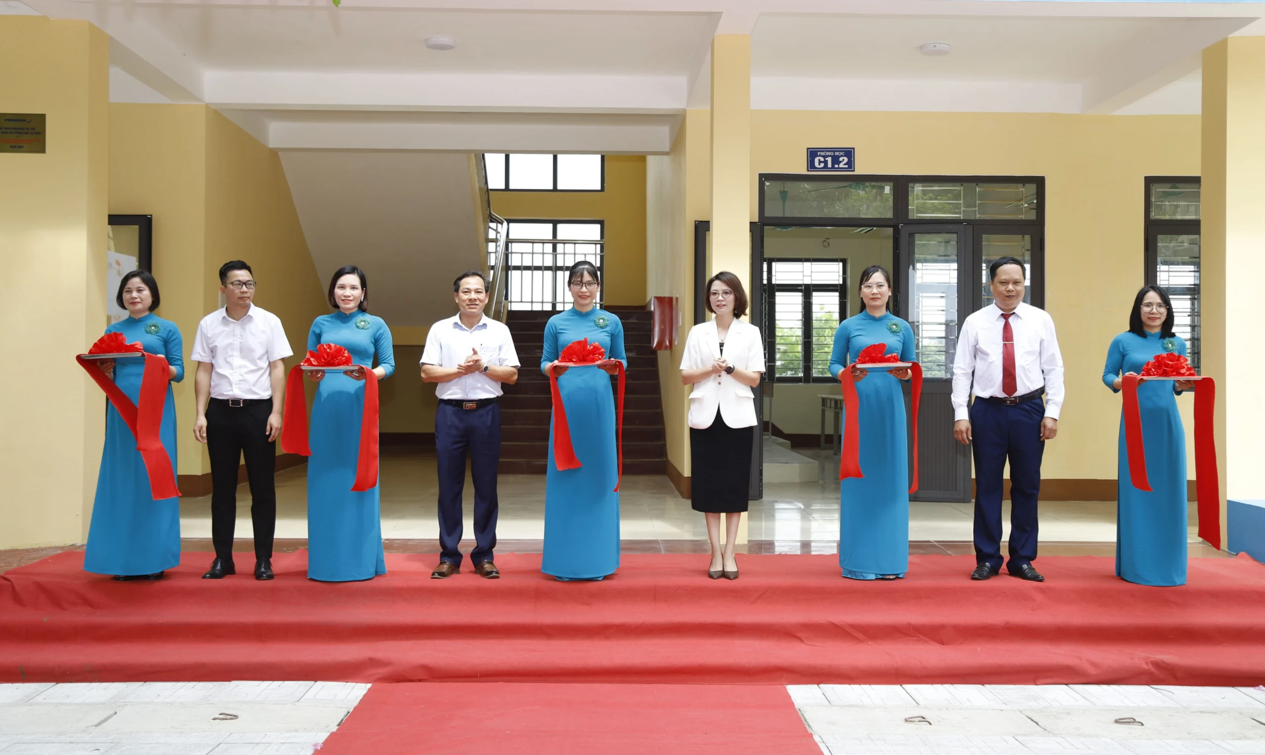 Đại diện l&atilde;nh đạo Sở Gi&aacute;o dục v&agrave; Đ&agrave;o tạo tỉnh Th&aacute;i Nguy&ecirc;n, L&atilde;nh đạo Tập đo&agrave;n Phenikaa v&agrave; THPT Gang Th&eacute;p (Th&aacute;i Nguy&ecirc;n) cắt băng kh&aacute;nh th&agrave;nh c&ocirc;ng tr&igrave;nh ph&ograve;ng học mới
