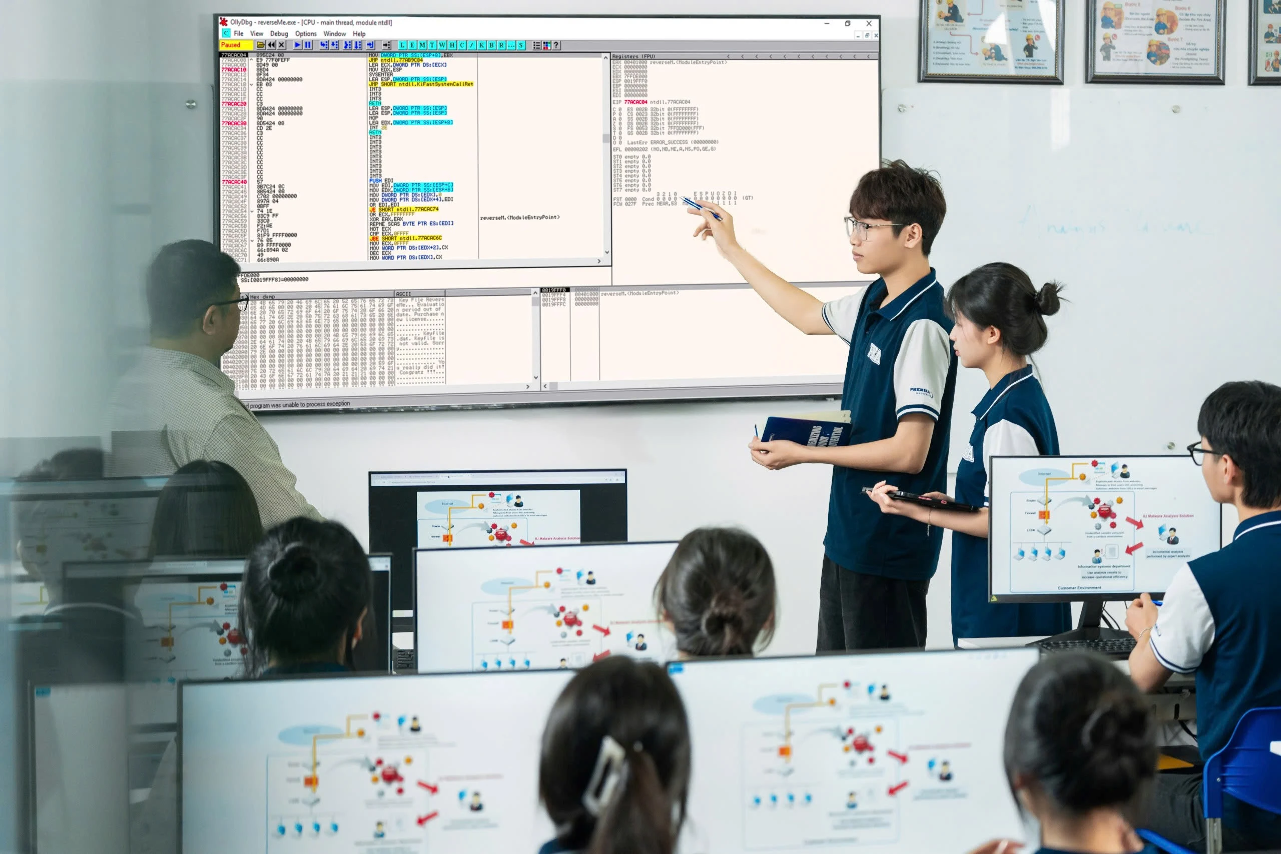 Đại học Phenikaa hiện c&oacute; 6 trường th&agrave;nh vi&ecirc;n, 3 khoa/viện chuy&ecirc;n m&ocirc;n, hơn 100 chương tr&igrave;nh đ&agrave;o tạo, cung cấp nguồn nh&acirc;n lực thực chiến theo nhu cầu x&atilde; hội.