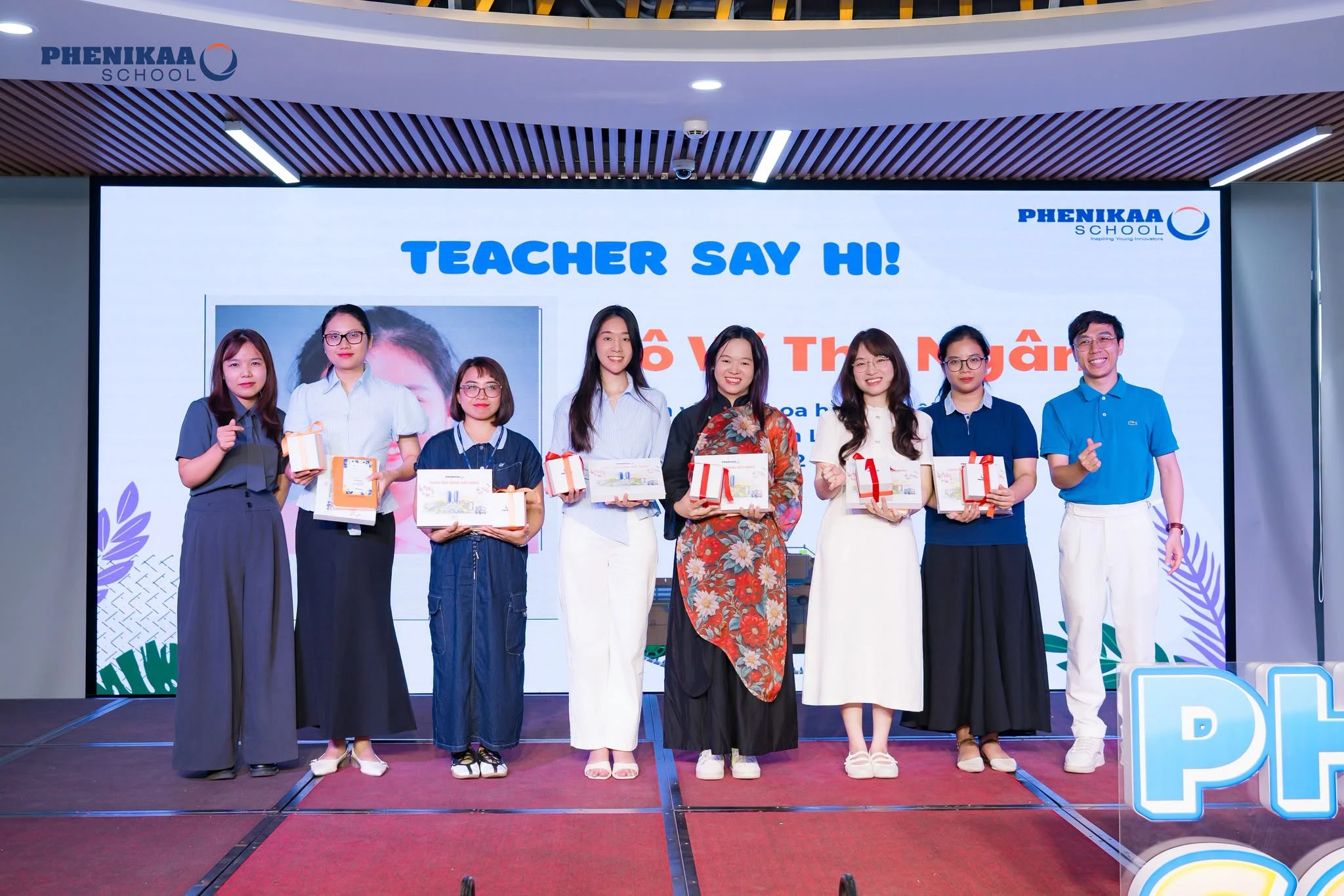 Đại diện CBQL Phenikaa School trao những phần quà chào mừng tới các CBGVNV mới như một lời chúc cho hành trình sắp tới