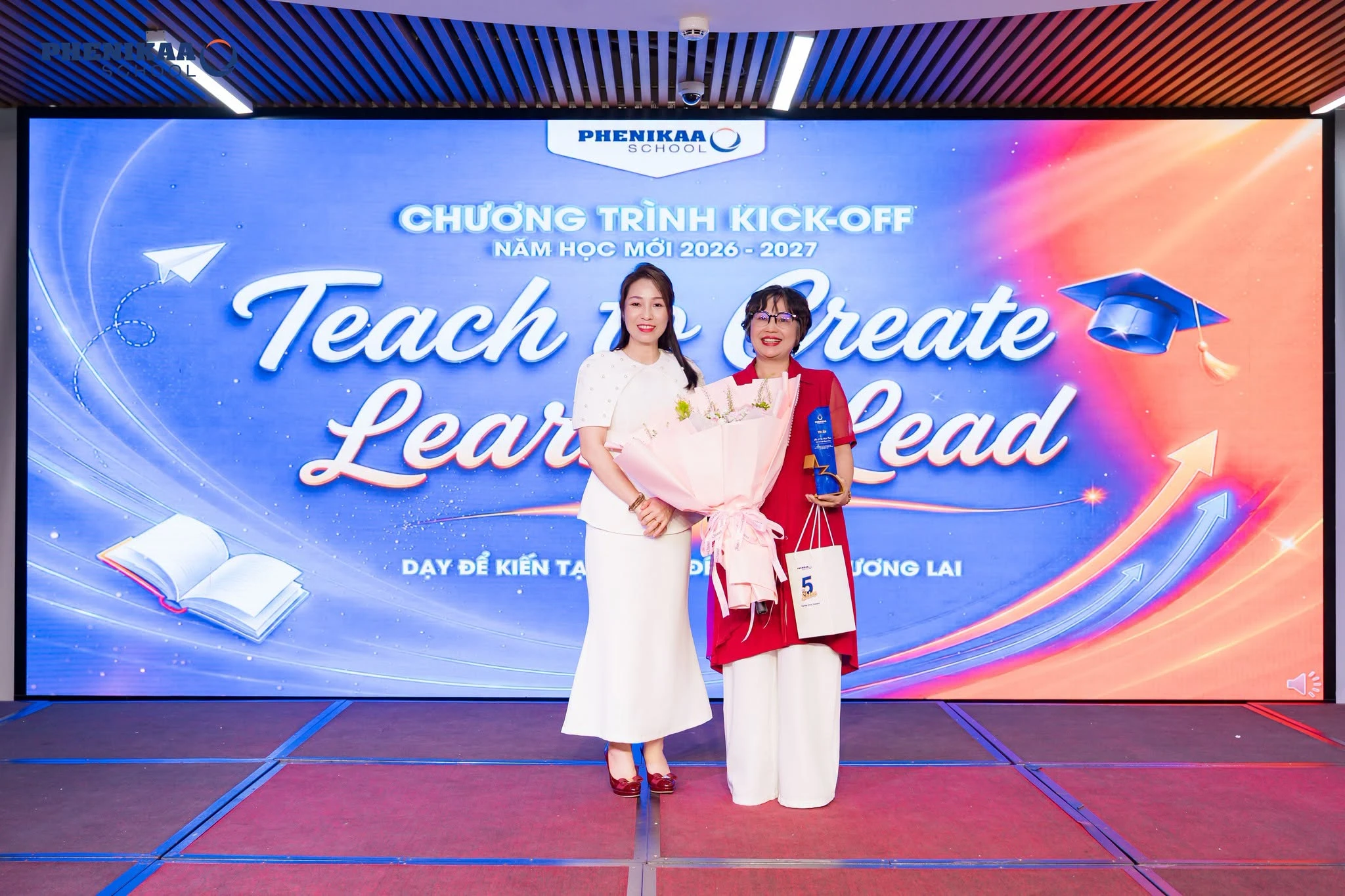 B&agrave; Nguyễn Thị Hương đ&atilde; trao tặng b&oacute; hoa tươi thắm tới B&agrave; L&ecirc; Thị Minh Thảo tại chương tr&igrave;nh