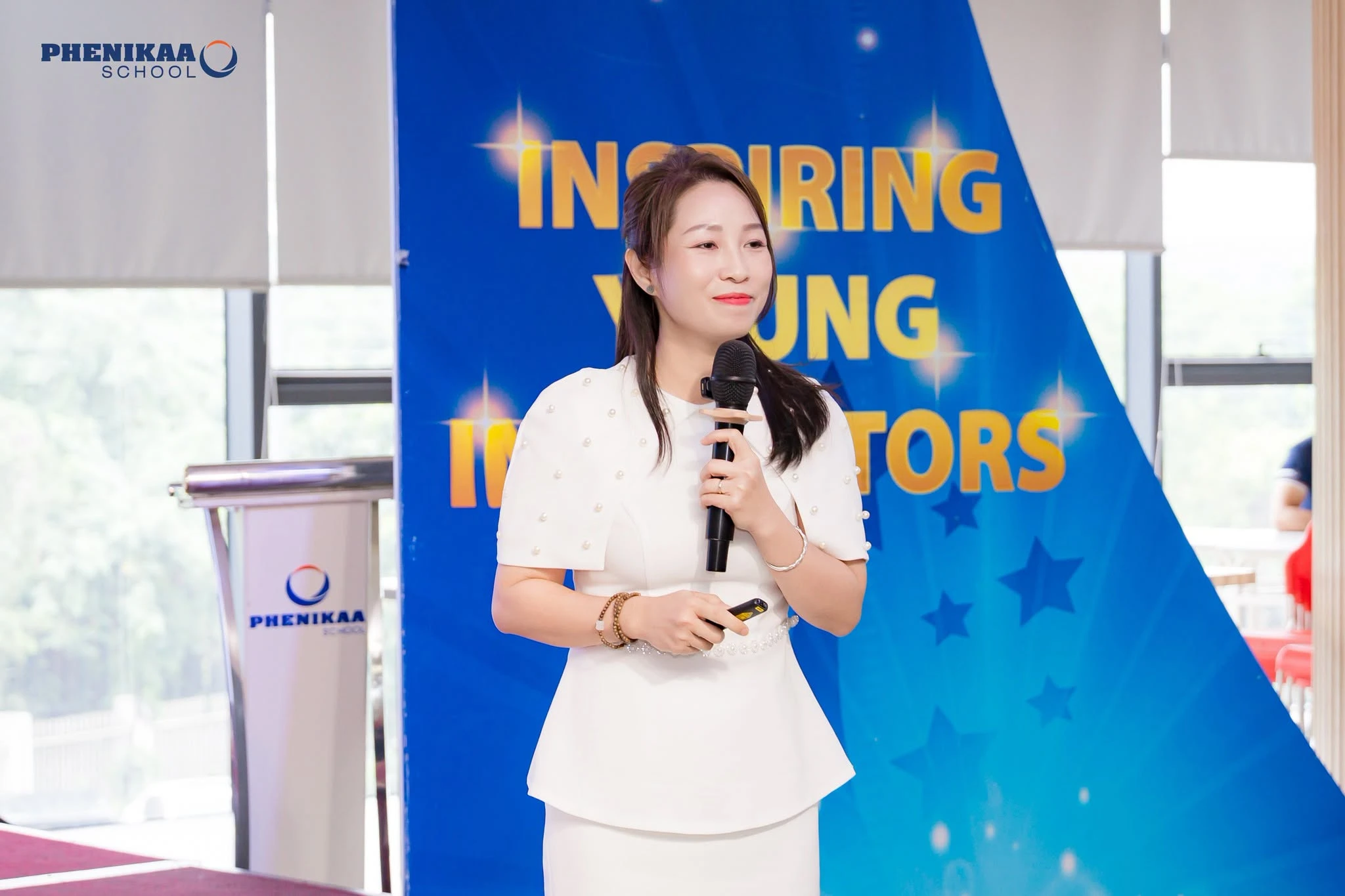 B&agrave; Nguyễn Thị Hương - Tổng Gi&aacute;m đốc Phenikaa School ph&aacute;t biểu c&ocirc;ng bố chủ đề năm học, nhận nhiệm vụ năm học mới