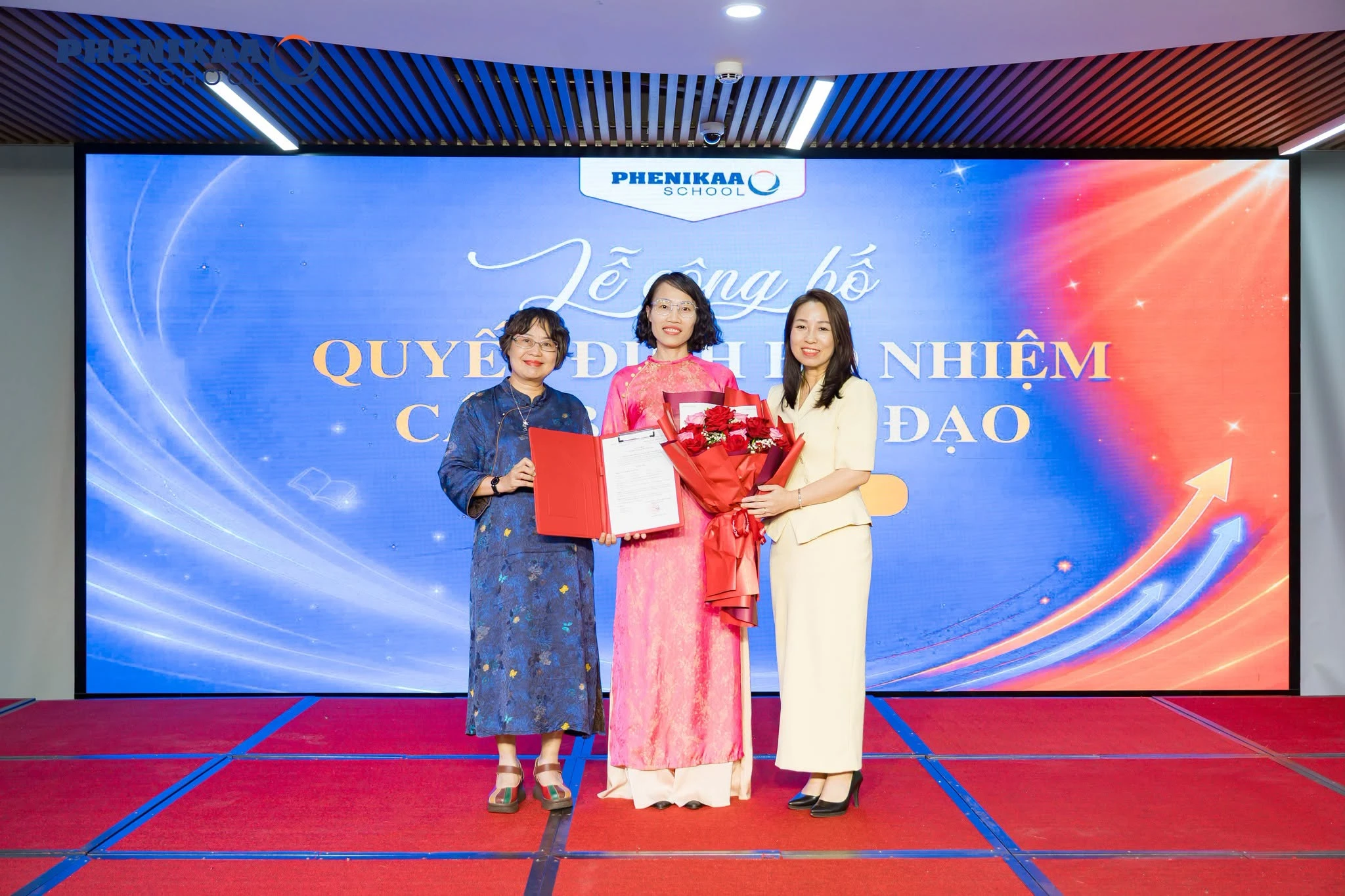 Bà Lê Thị Minh Thảo đã trao Quyết định số 63/2026/QĐ-TRH về việc bổ nhiệm Cô Đình Thị Thủy giữ chức vụ Quyền Phó Hiệu trưởng Trường THCS & THPT Phenikaa và Bà Nguyễn Thị Hương tặng hoa chúc mừng.