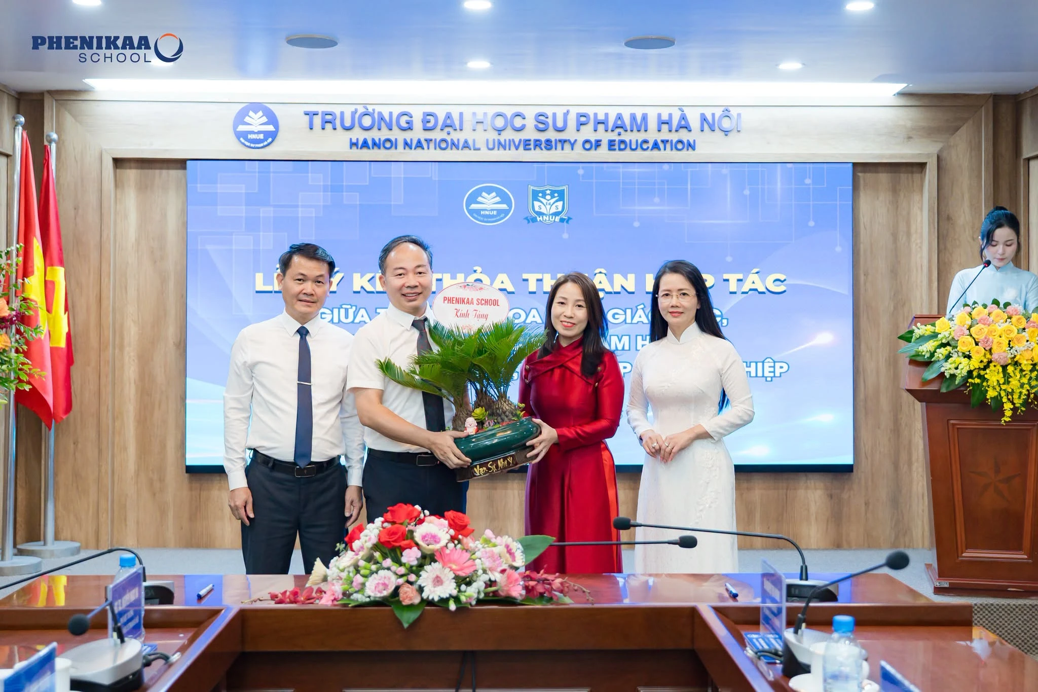 Đại diện Phenikaa School, bà Nguyễn Thị Hương trao tặng quà lưu niệm tới Trường Khoa học Giáo dục – Trường Đại học Sư phạm Hà Nội
