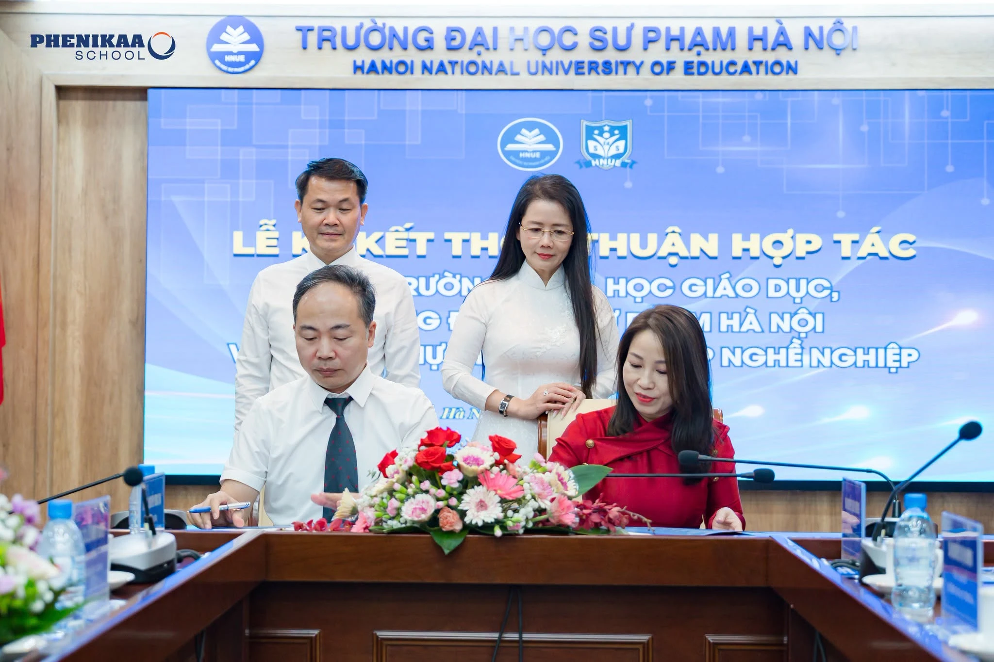 Đại diện Phenikaa School và Trường Khoa học Giáo dục – Trường Đại học Sư phạm Hà Nội thực hiện nghi thức ký kết Thỏa thuận hợp tác dưới sự chứng kiến của lãnh đạo hai đơn vị