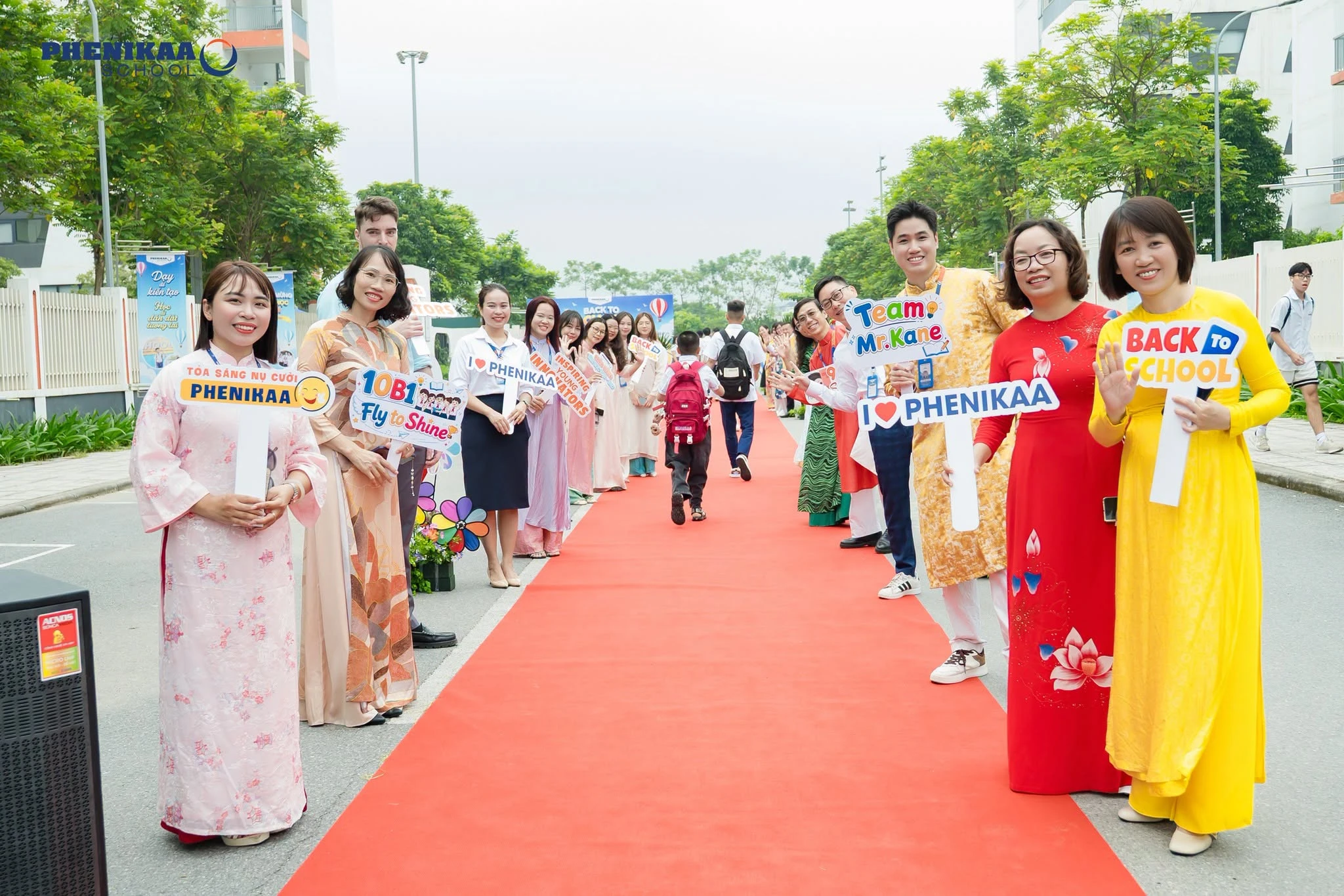 Các thầy cô Phenikaa School chào đón các em học sinh trở lại trường học sau kỳ nghỉ hè.