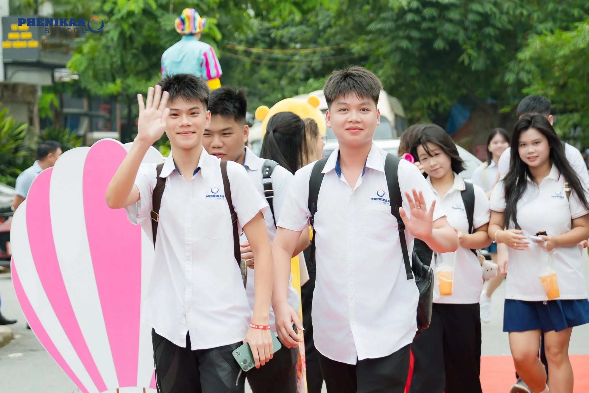 Các em học sinh hào hứng, rạng rỡ trong ngày đầu đến trường