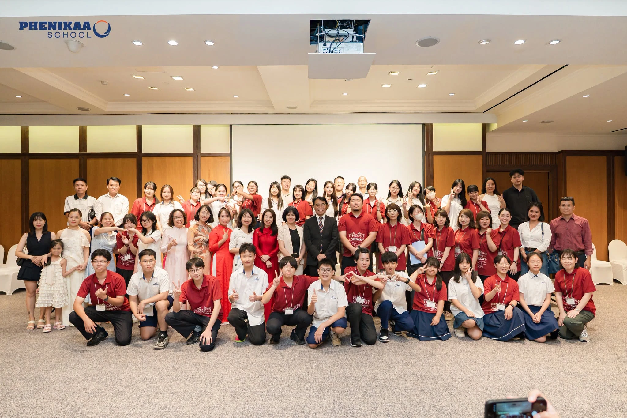 Giáo viên, phụ huynh và học sinh Việt Nam – Nhật Bản cùng chụp ảnh lưu niệm, ghi dấu những khoảnh khắc ý nghĩa trong hành trình giao lưu văn hóa, giáo dục và kết nối tình hữu nghị giữa hai quốc gia.