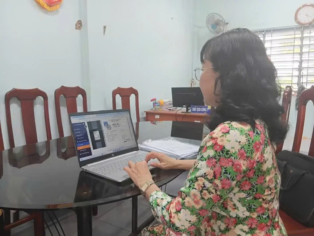 Gi&aacute;o vi&ecirc;n Trường THCS v&agrave; THPT Trưng Vương (Vĩnh Long).