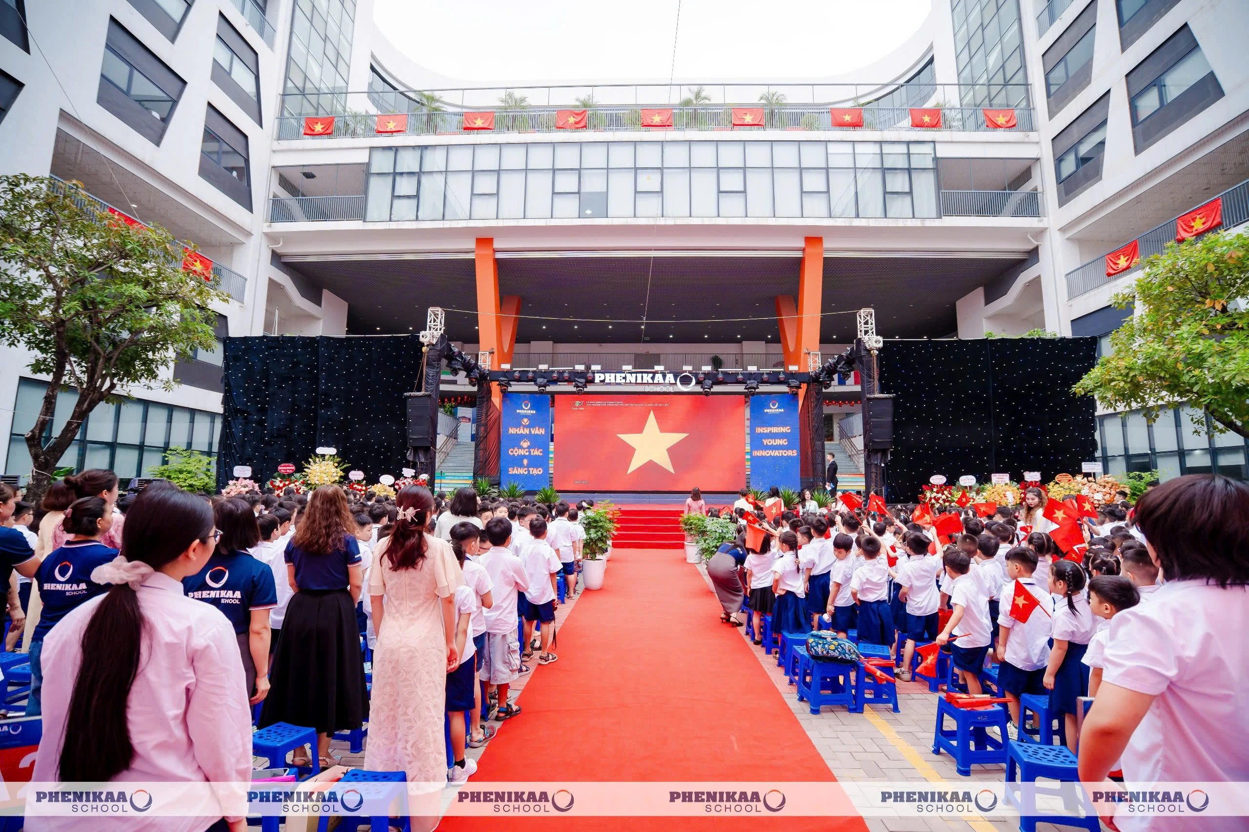 Thầy Cô và học sinh Nhà trường kết nối trực tuyến, tham dự Lễ khai giảng năm học 2026-2027 và khánh thành các trường phổ thông nội trú liên cấp tại các xã biên giới đất liền được tổ chức tại điểm cầu trung tâm Trường Phổ thông nội trú Tiểu học và THCS Mường Khương (xã Mường Khương, tỉnh Lào Cai) kết nối trực tuyến với các điểm cầu trên cả nước - hòa chung không khí hân hoan của ngày tựu trường trên cả nước.