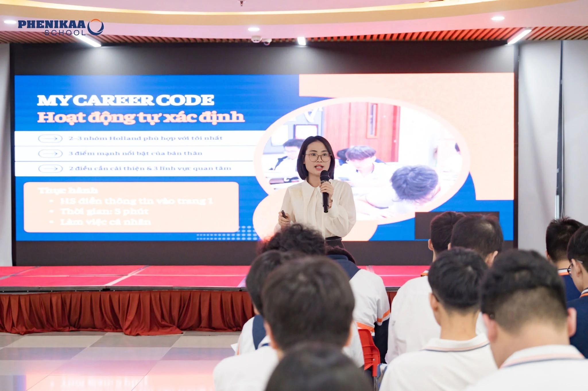 Tại Phenikaa School, hoạt động gi&aacute;o dục hướng nghiệp được triển khai xuy&ecirc;n suốt, gi&uacute;p học sinh hiểu bản th&acirc;n, kh&aacute;m ph&aacute; nghề nghiệp, lựa chọn m&ocirc;n học v&agrave; từng bước x&acirc;y dựng lộ tr&igrave;nh ph&ugrave; hợp với mục ti&ecirc;u tương lai.
