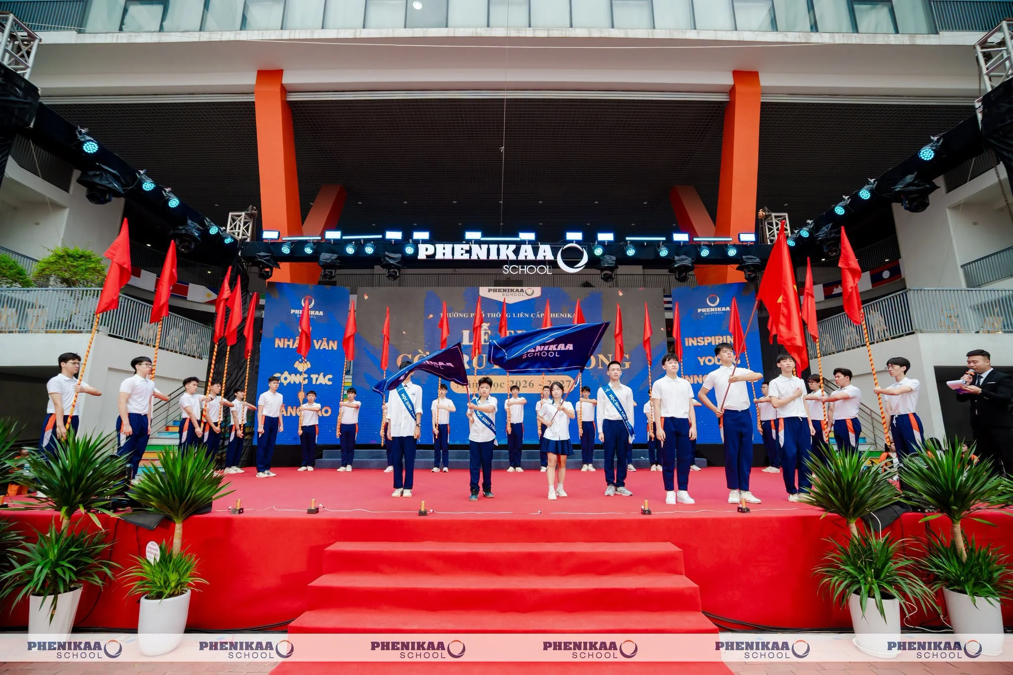 Lễ trao cờ truyền thống - tiếp nối niềm tự hào, những giá trị và tinh thần Phenikaa qua các thế hệ học sinh