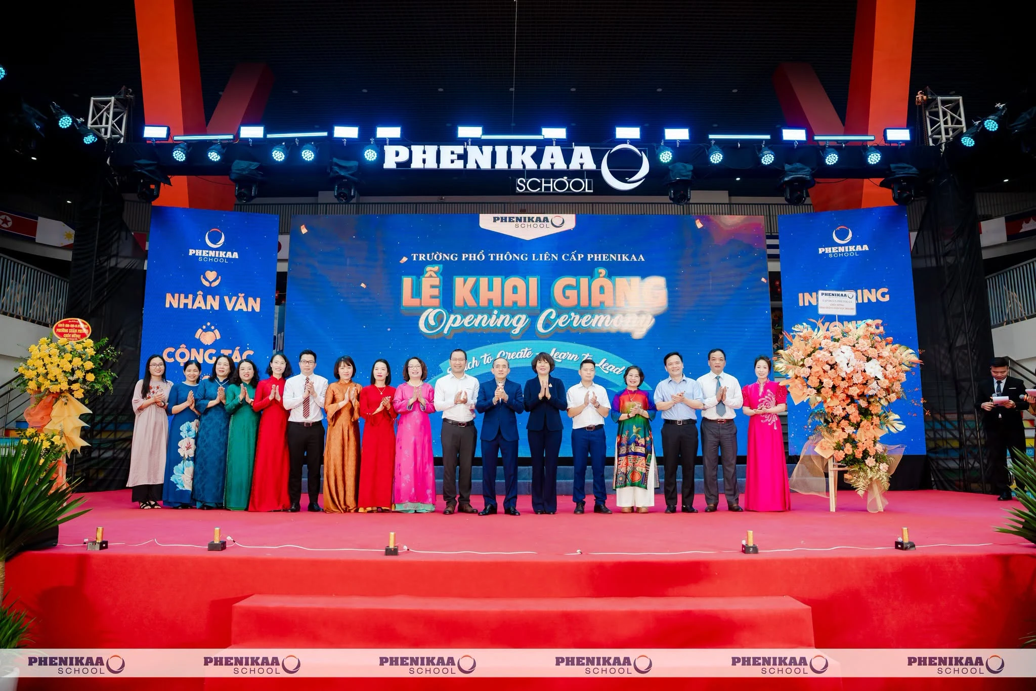 Đại diện các Bộ, Ban, Ngành, chính quyền địa phương và Tập đoàn Phenikaa trao gửi những lẵng hoa tươi thắm tới tập thể BLĐ, BGH nhà trường.
