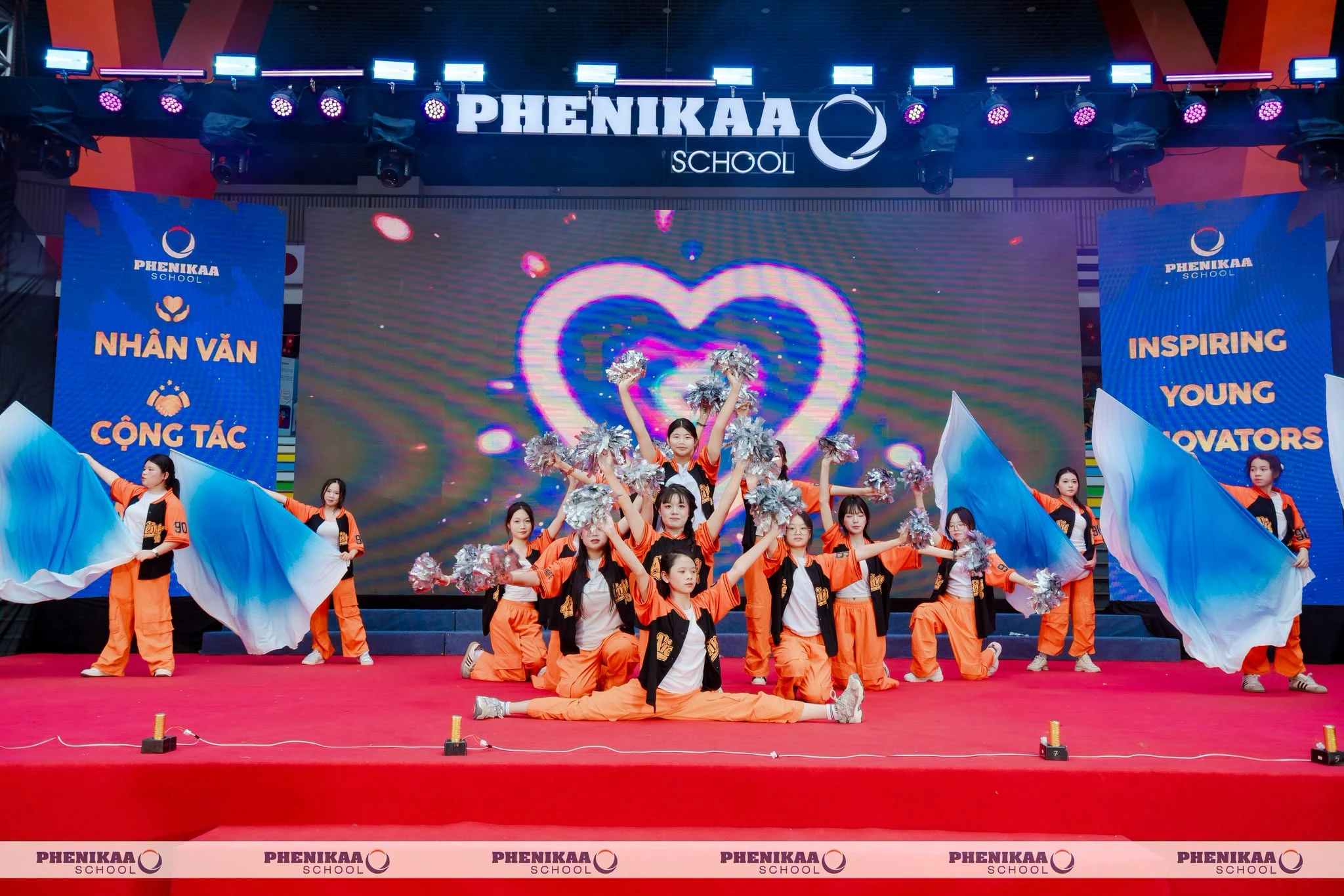 Tiết mục: The NightsBiểu diễn: Học sinh trường THCS & THPT Phenikaa