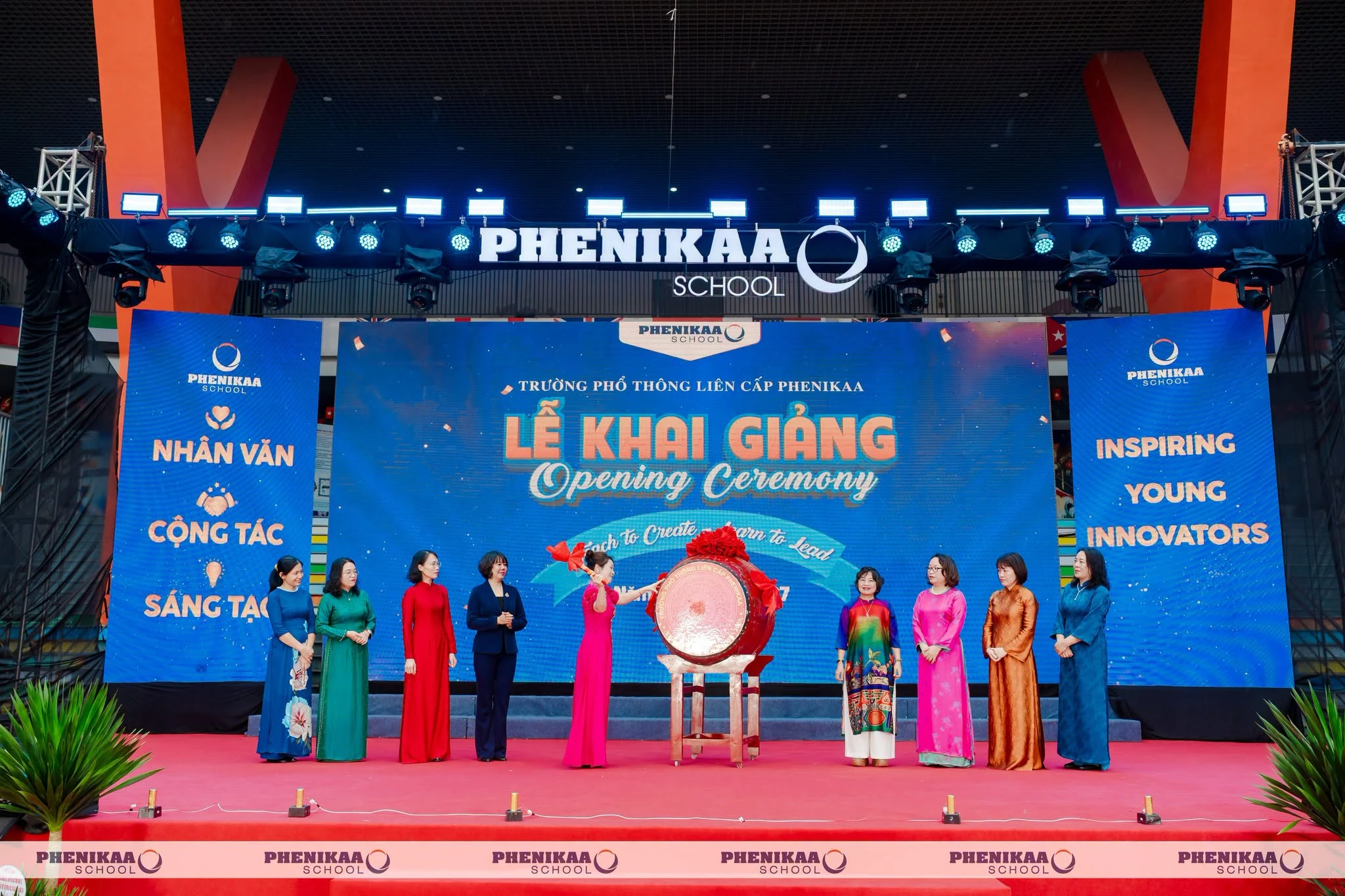 Bà Nguyễn Thị Hương - Tổng Giám đốc Phenikaa School thực hiện nghi thức đánh trống khai trường